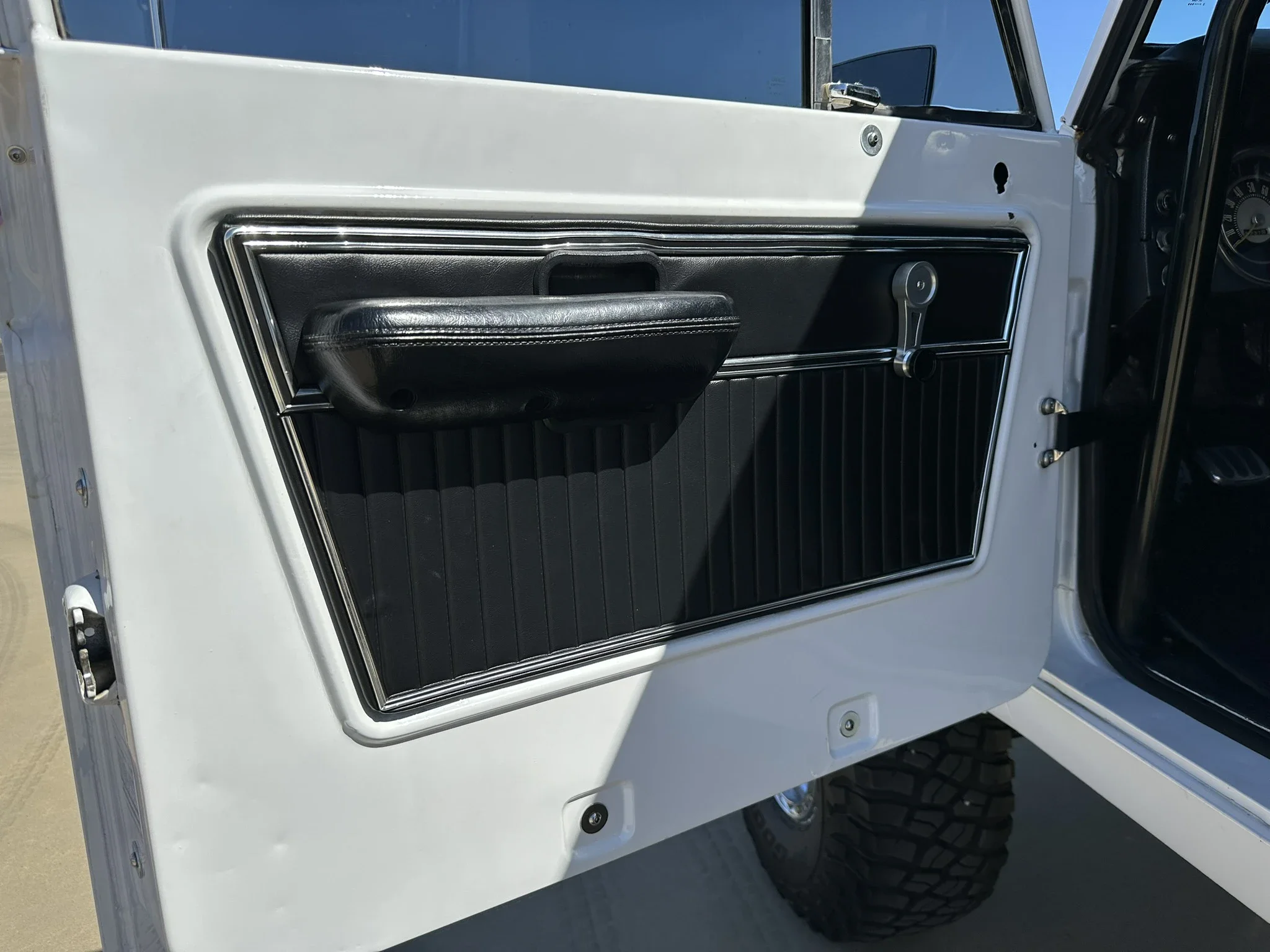 Ford-Bronco-2-door-1971-White-Charcoal-62