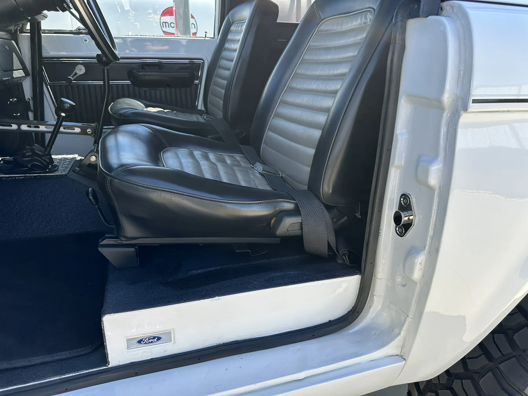 Ford-Bronco-2-door-1971-White-Charcoal-64