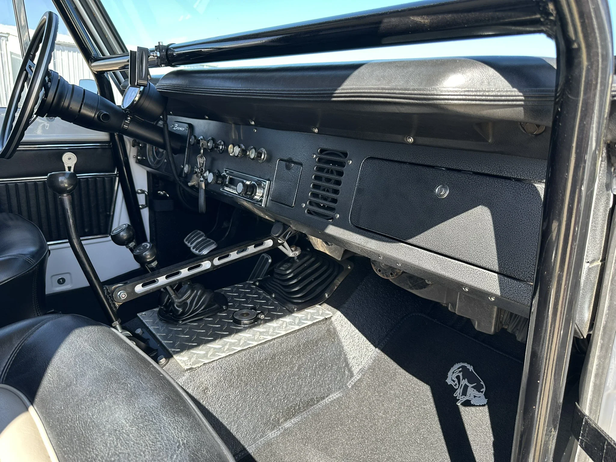 Ford-Bronco-2-door-1971-White-Charcoal-68