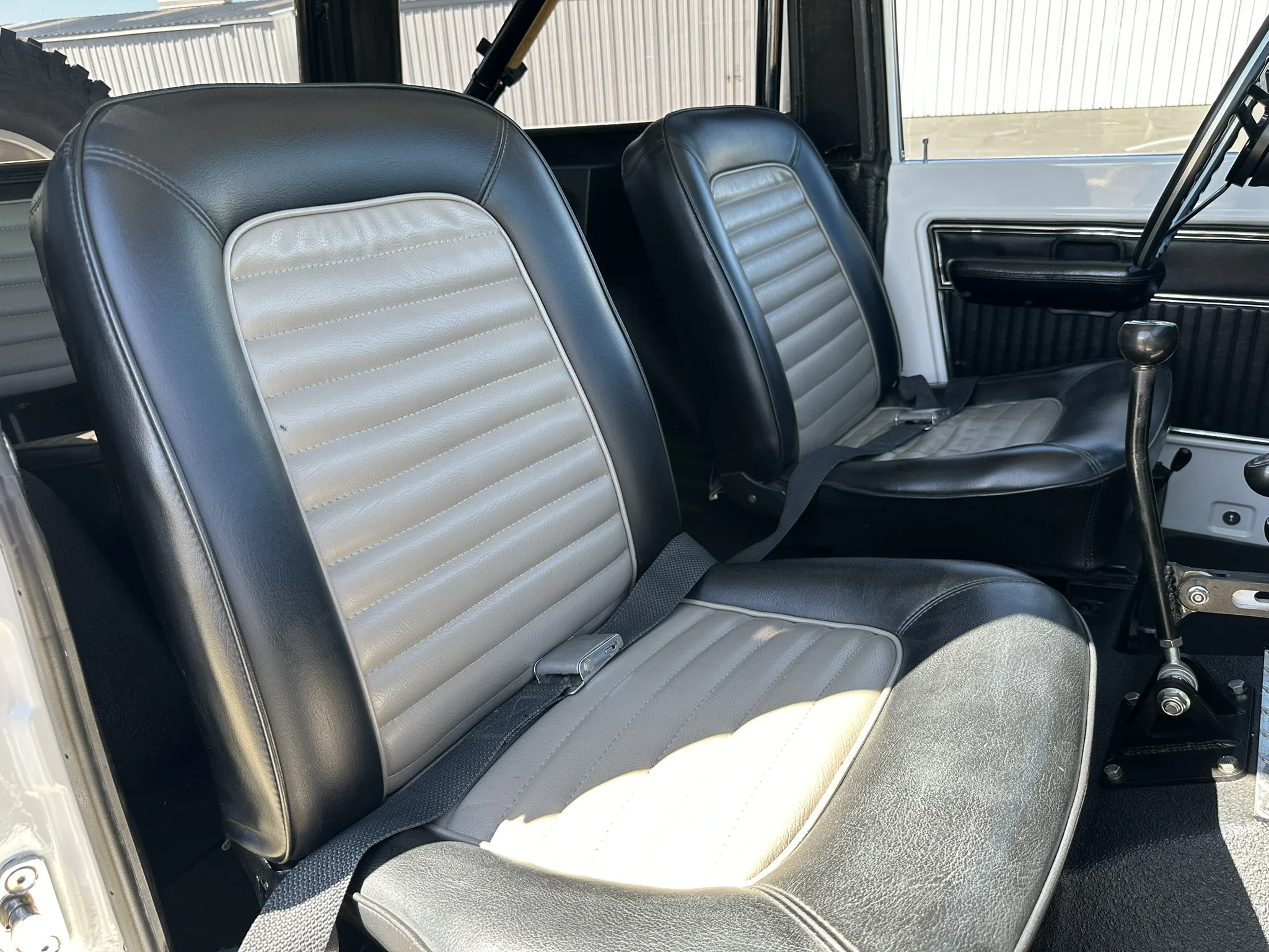 Ford-Bronco-2-door-1971-White-Charcoal-69