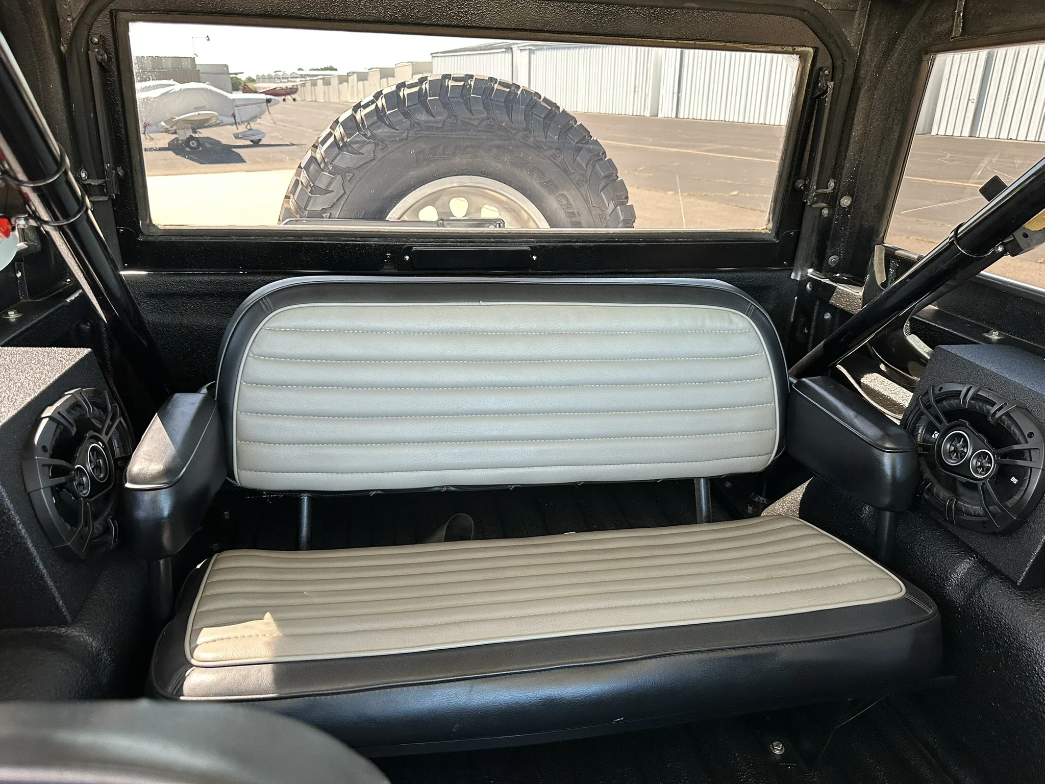 Ford-Bronco-2-door-1971-White-Charcoal-70