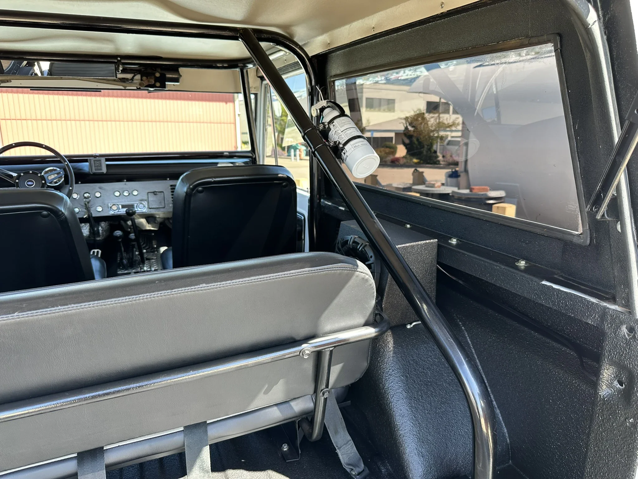 Ford-Bronco-2-door-1971-White-Charcoal-74