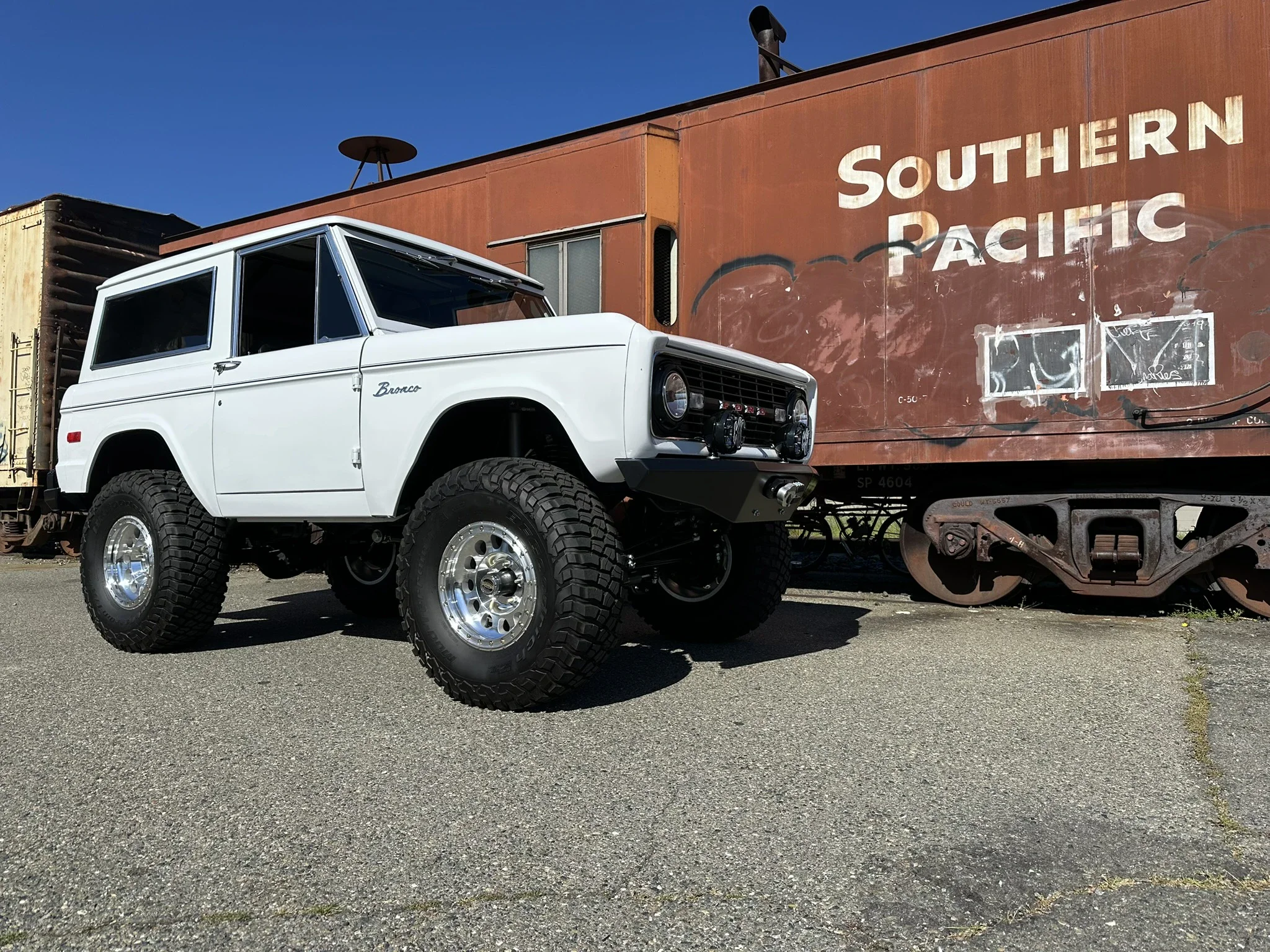 Ford-Bronco-2-door-1971-White-Charcoal-8