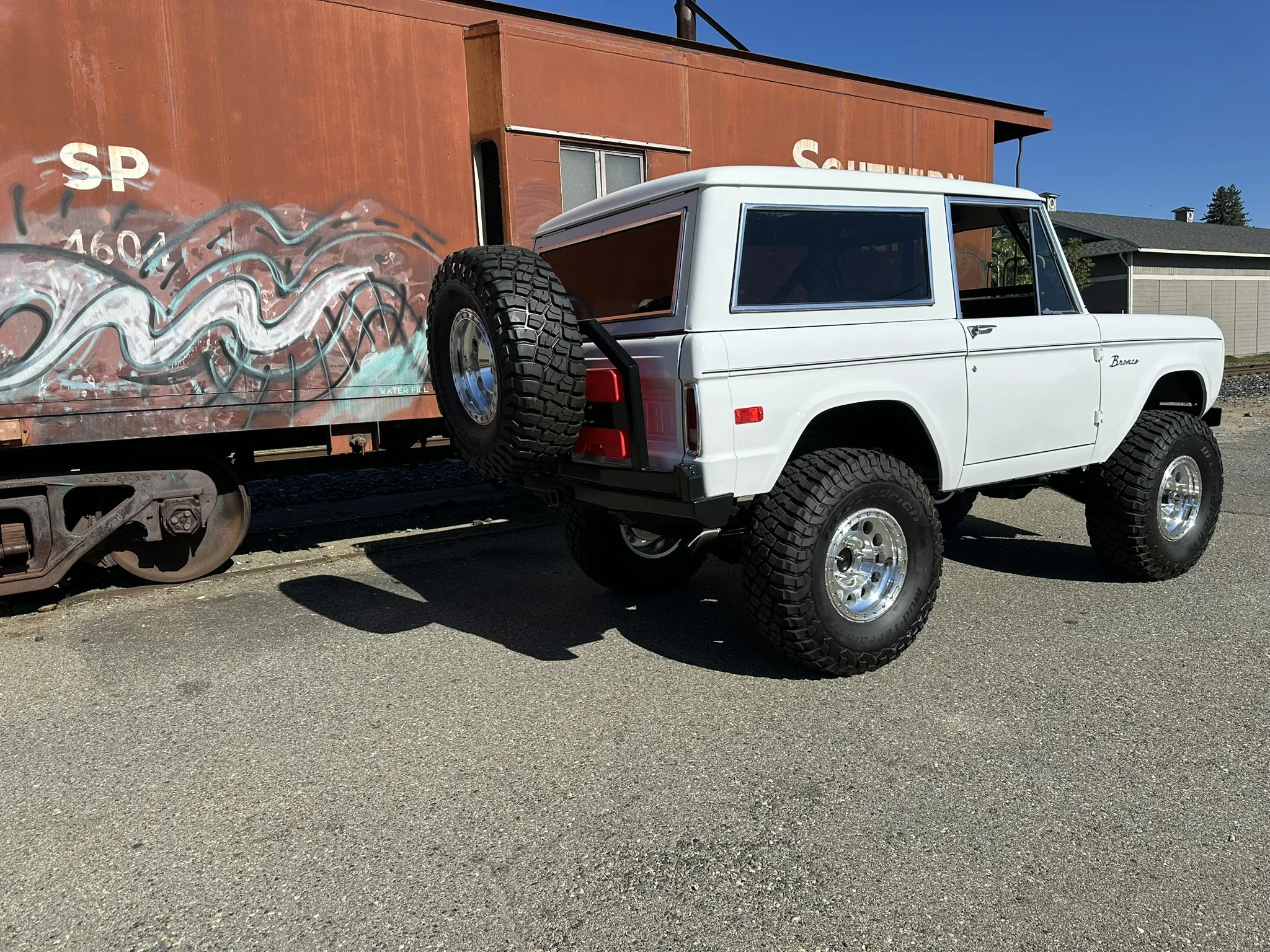 Ford-Bronco-2-door-1971-White-Charcoal-84