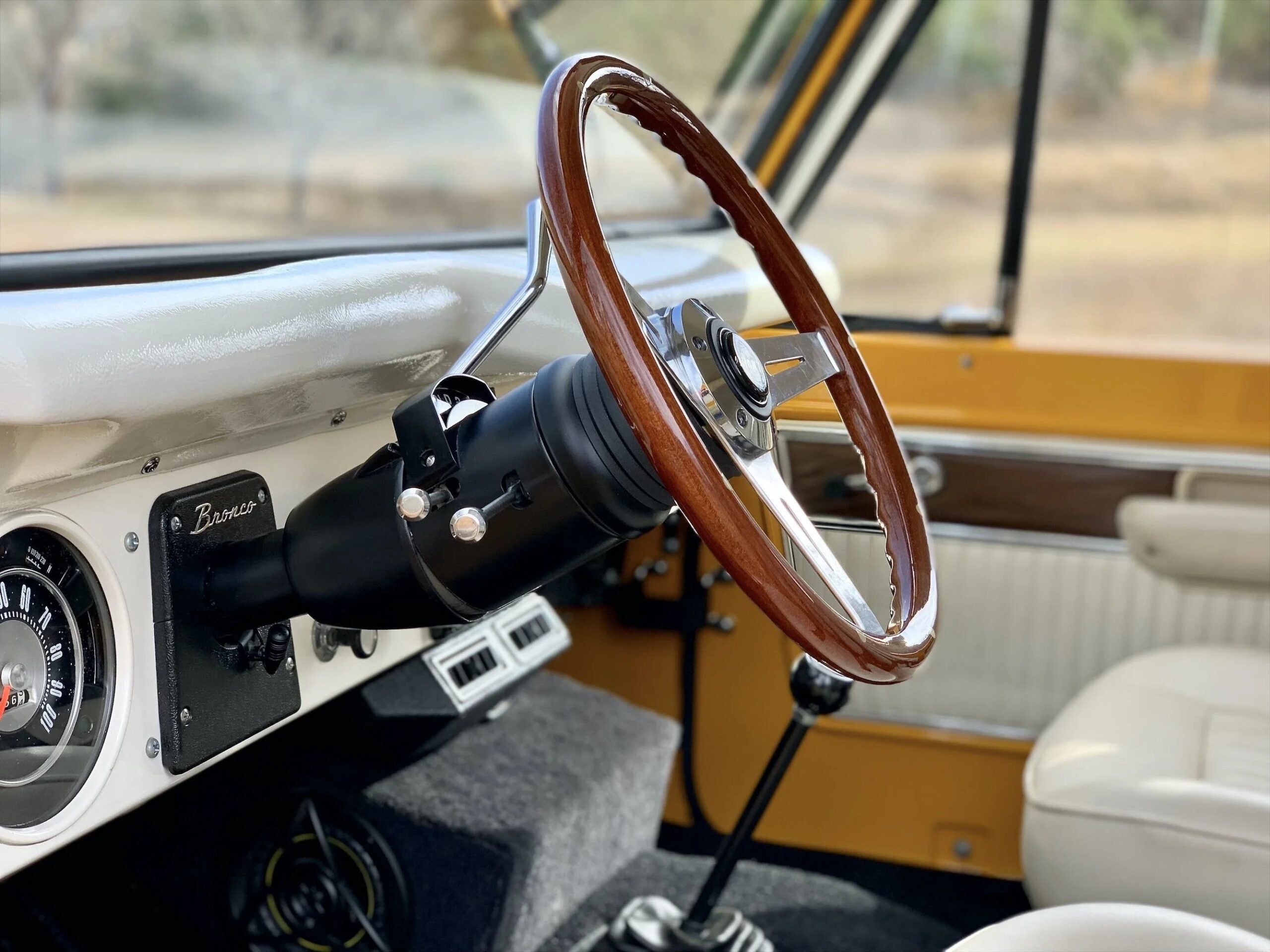 Ford-Bronco-2-door-1971-Yellow-White-2