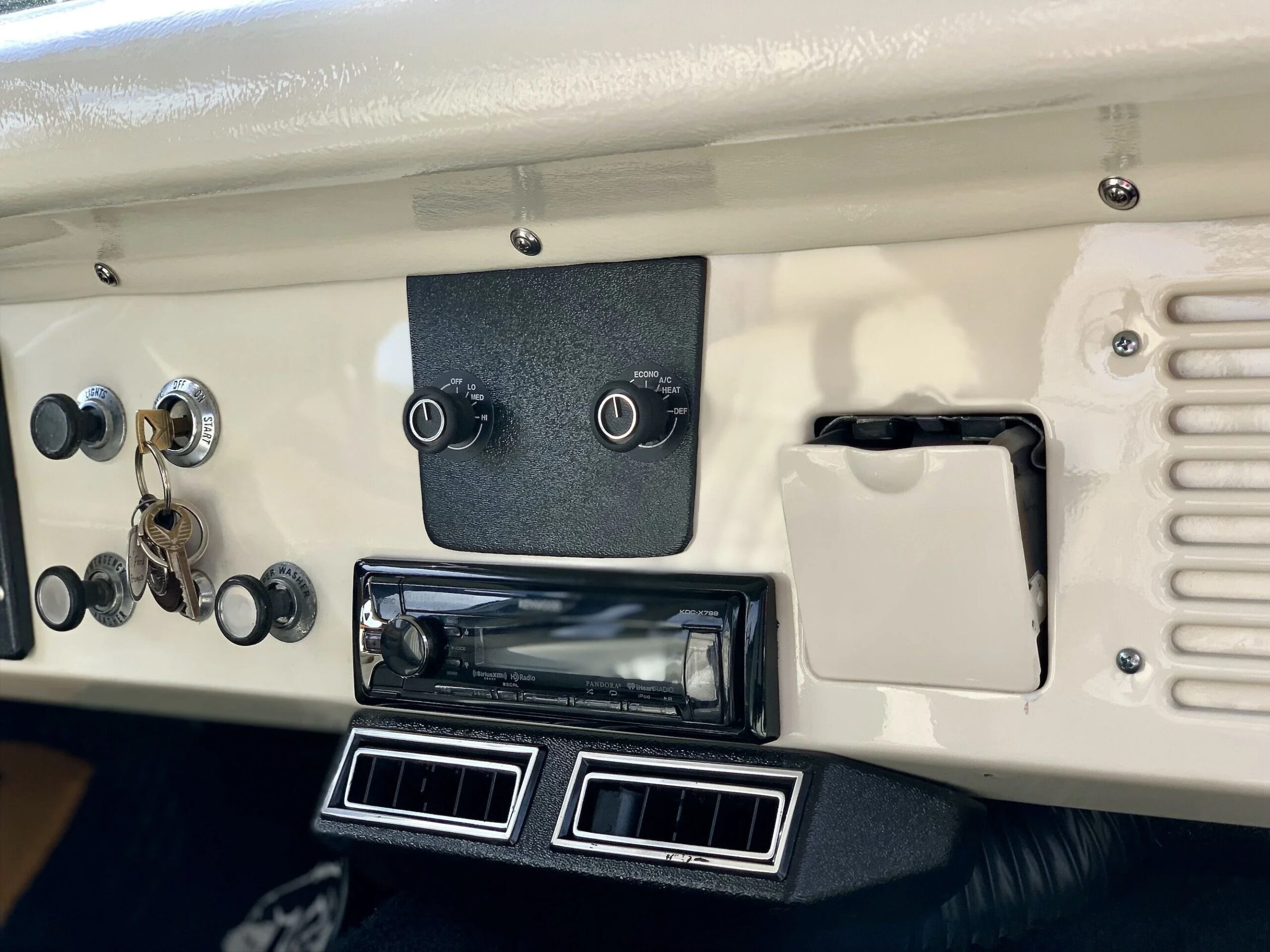 Ford-Bronco-2-door-1971-Yellow-White-5