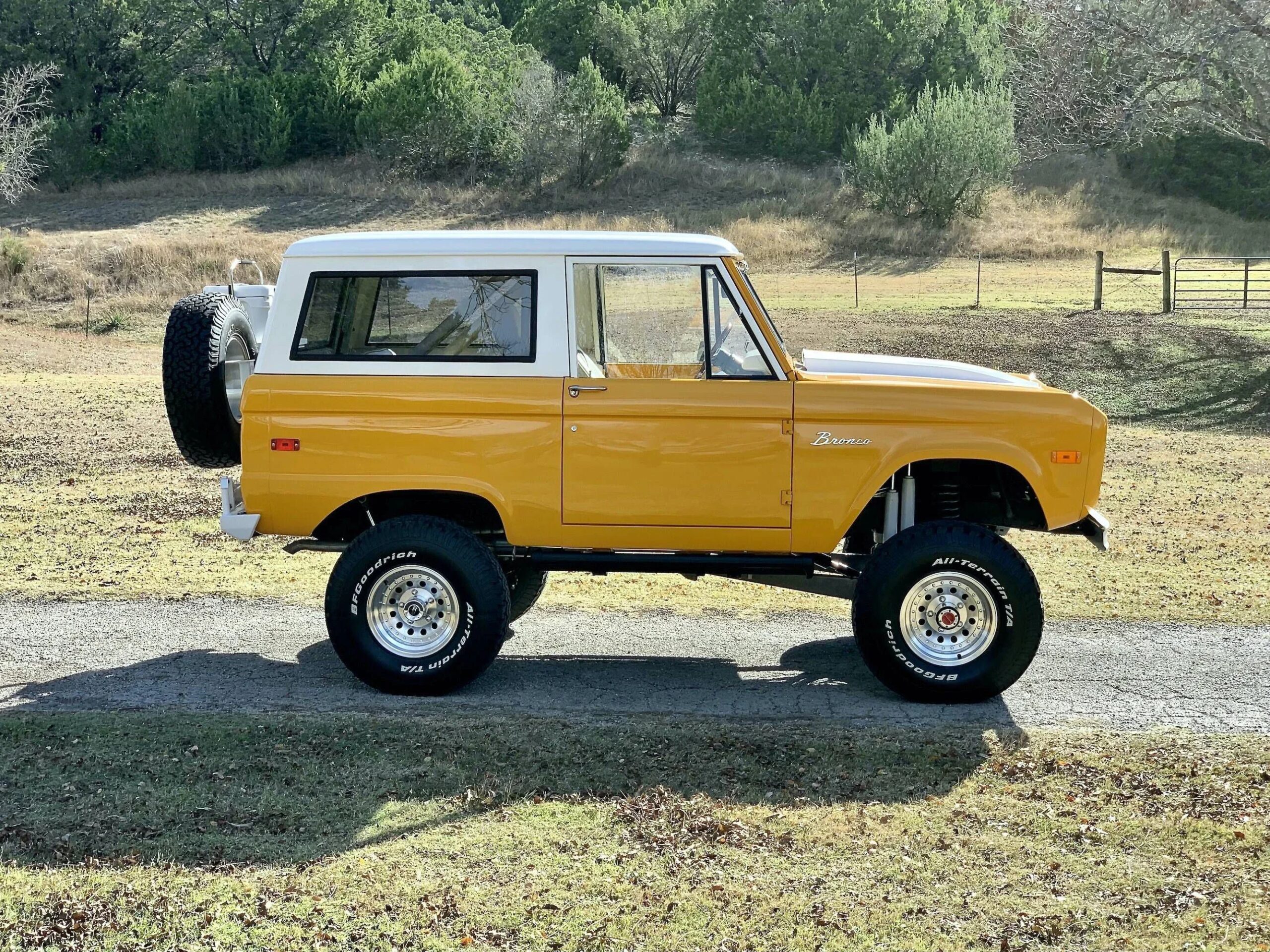 Ford-Bronco-2-door-1971-Yellow-White