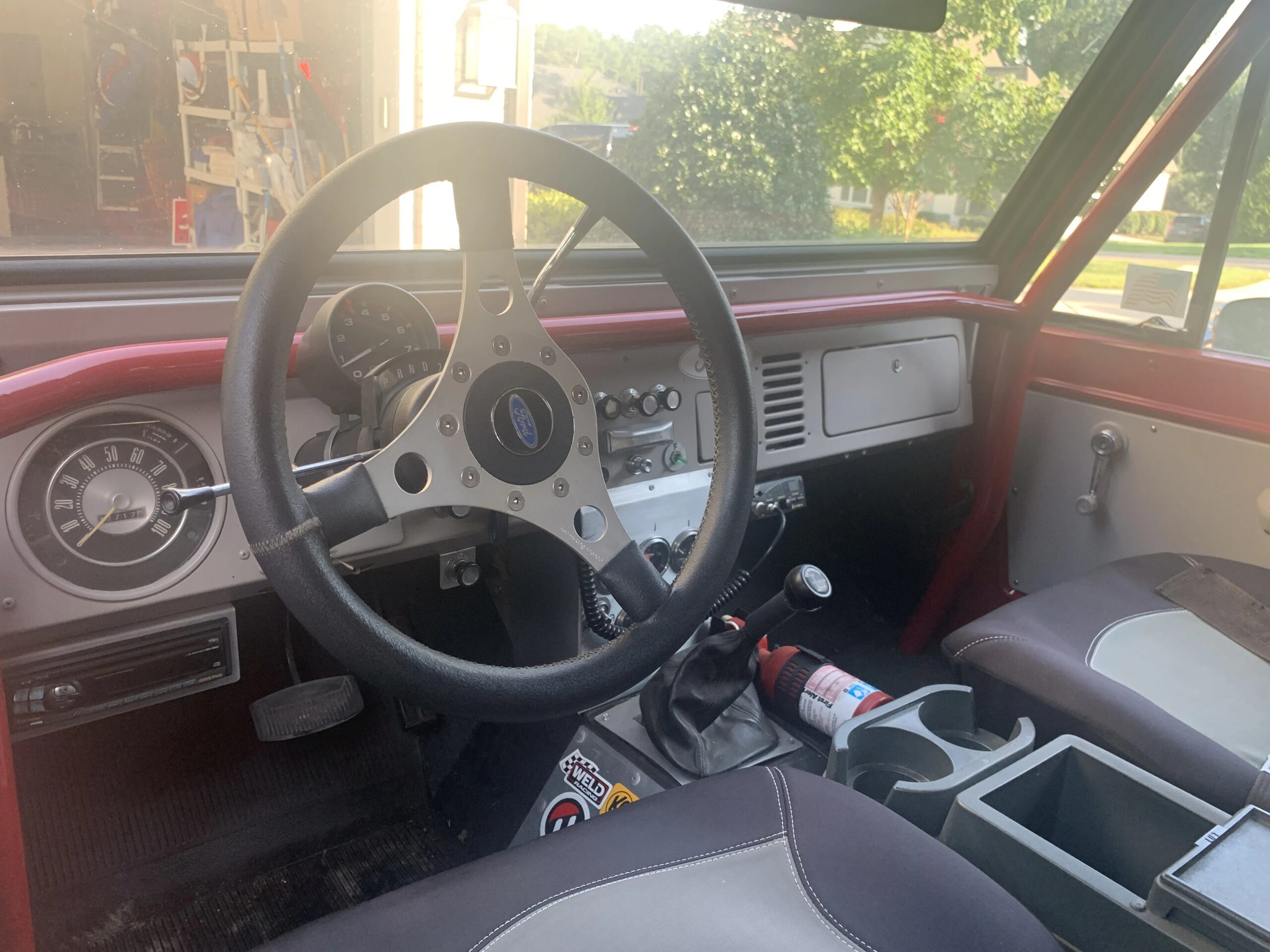 Ford-Bronco-2-door-1972-Red-Gray-1