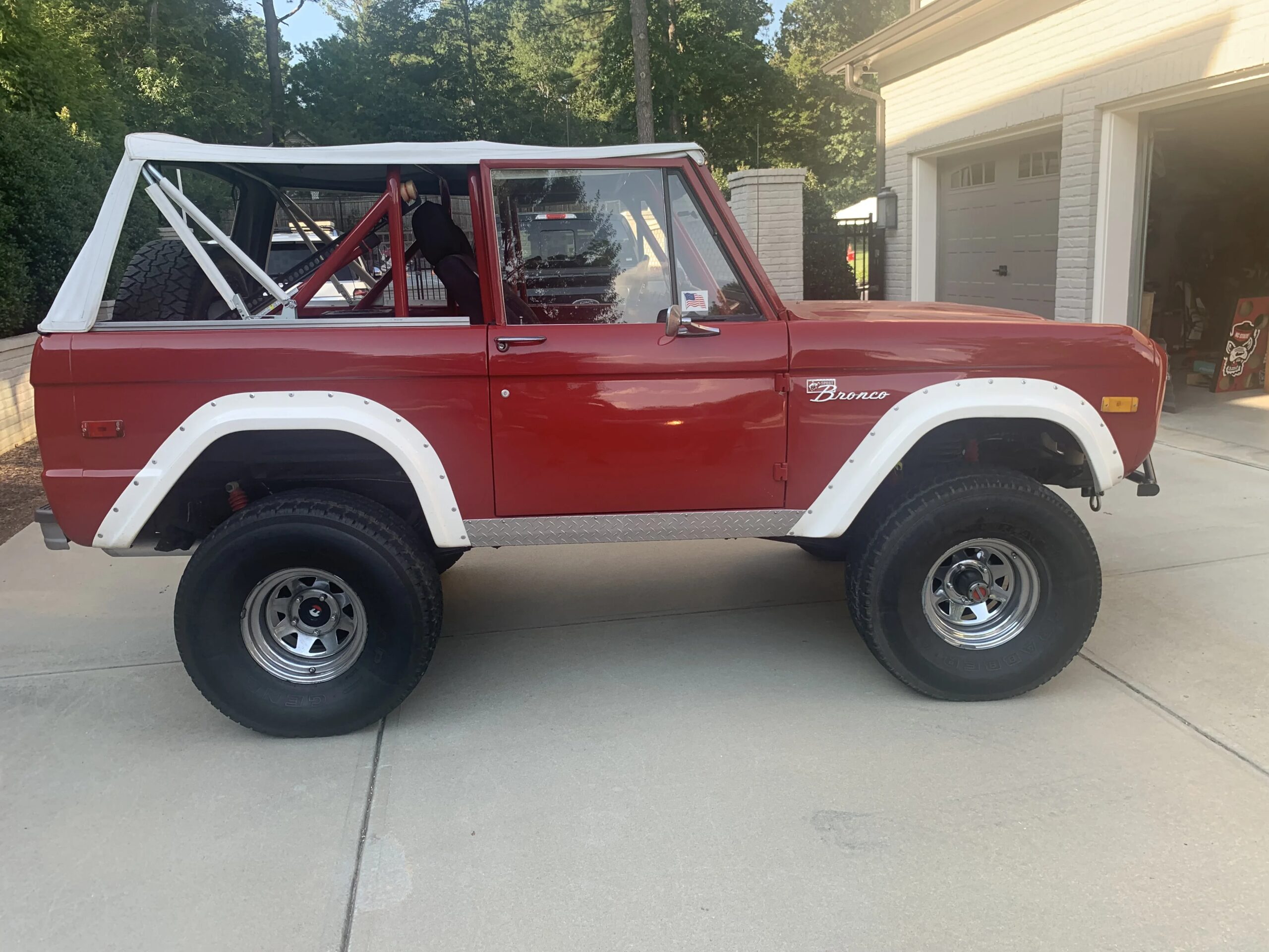 Ford-Bronco-2-door-1972-Red-Gray-11