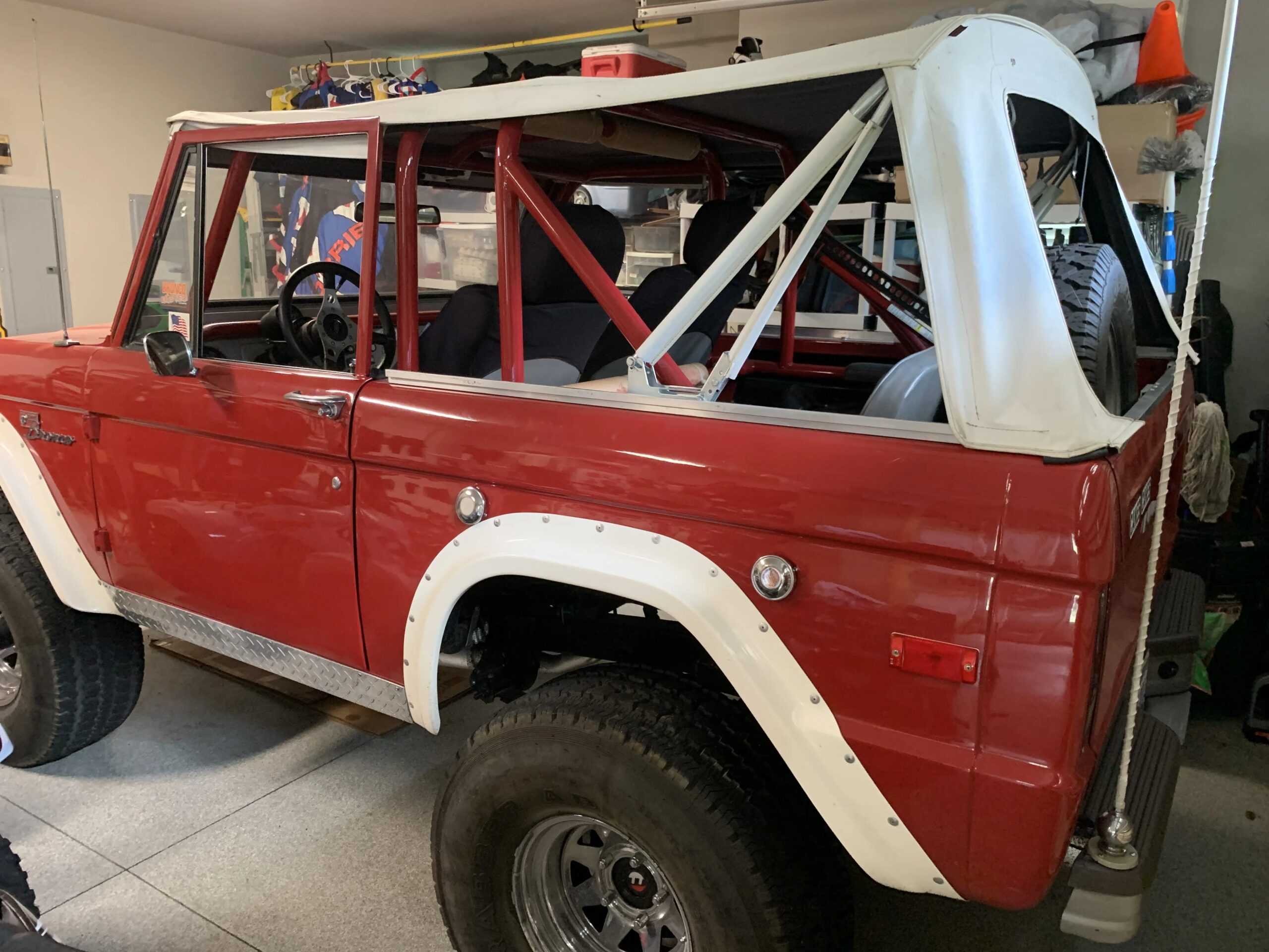Ford-Bronco-2-door-1972-Red-Gray-13