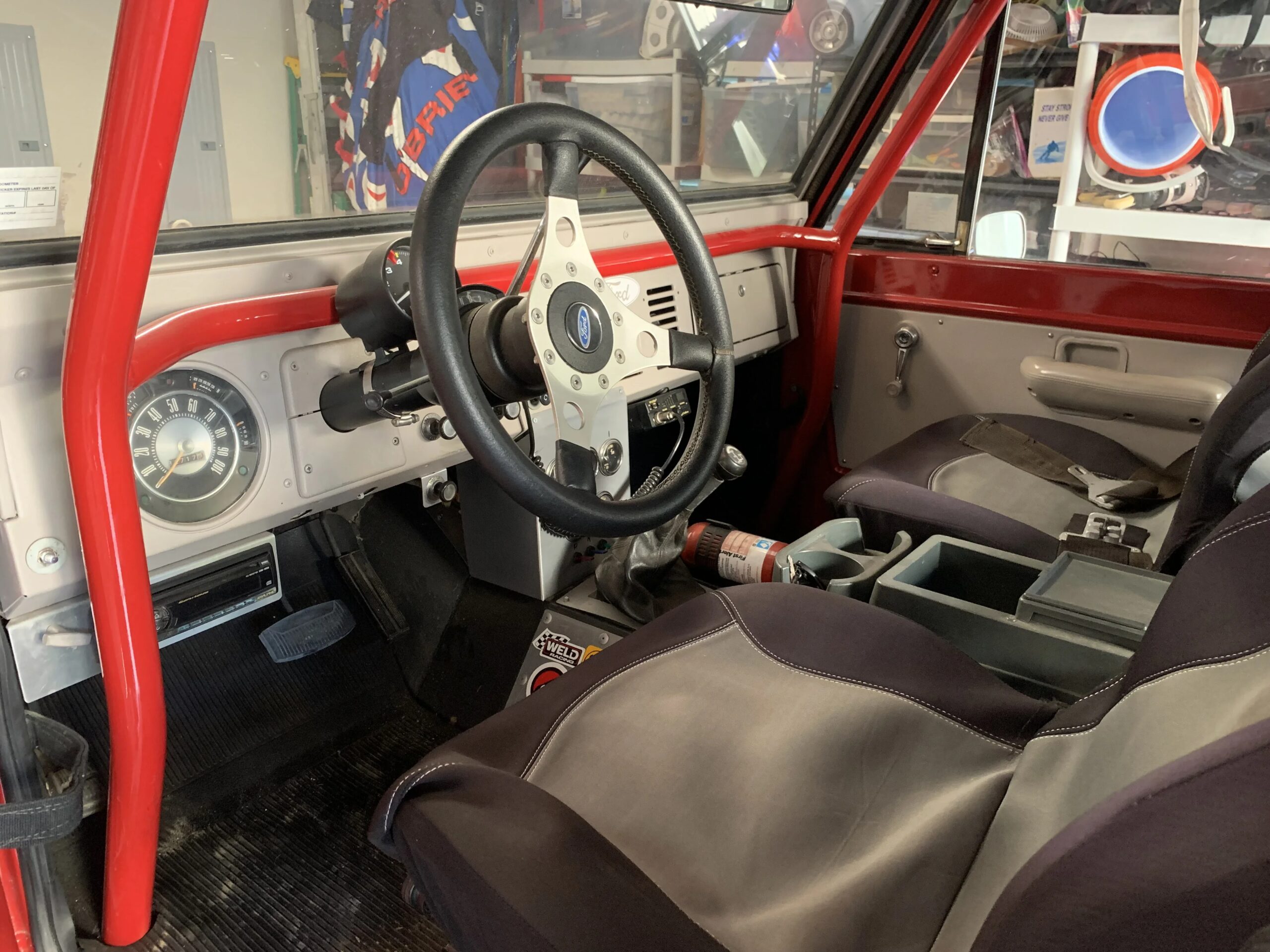 Ford-Bronco-2-door-1972-Red-Gray-2