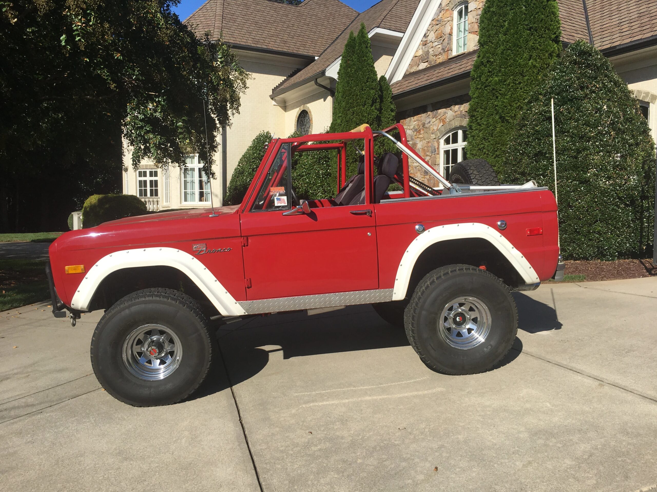 Ford-Bronco-2-door-1972-Red-Gray