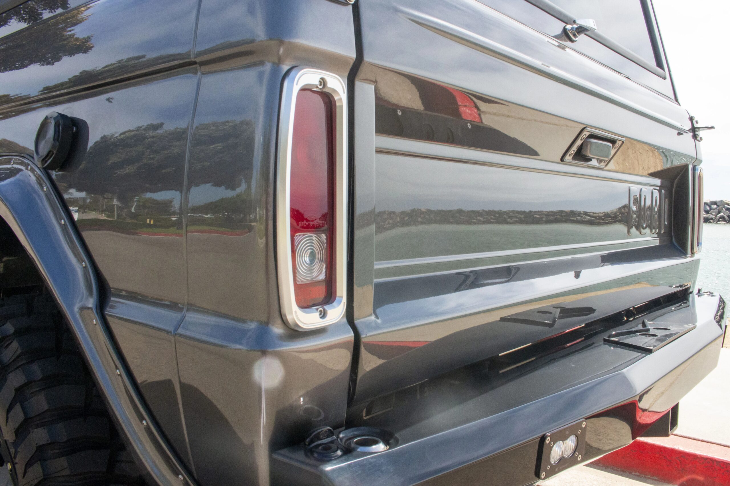 Ford-Bronco-2-door-1972-Silver-Black-1
