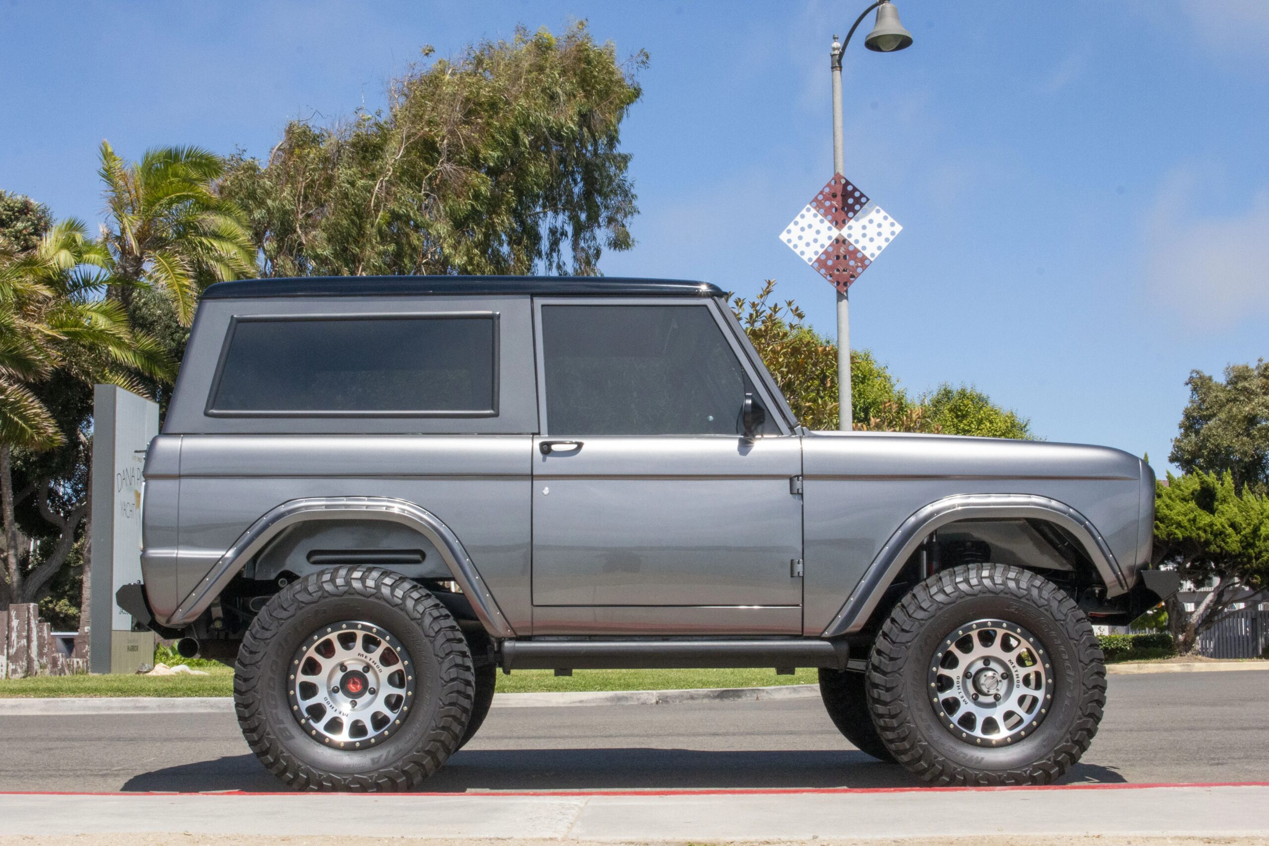Ford-Bronco-2-door-1972-Silver-Black-10