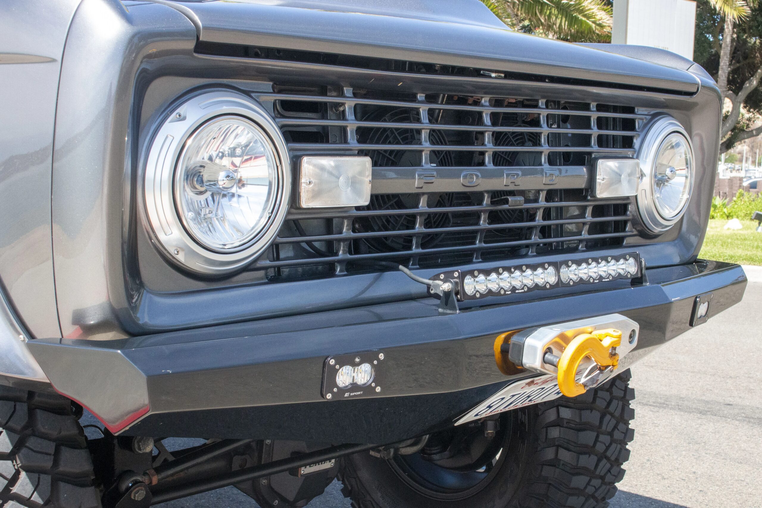 Ford-Bronco-2-door-1972-Silver-Black-12