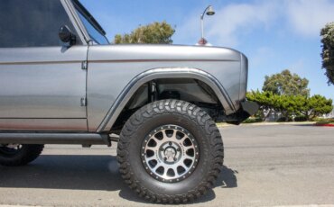 Ford-Bronco-2-door-1972-Silver-Black-13