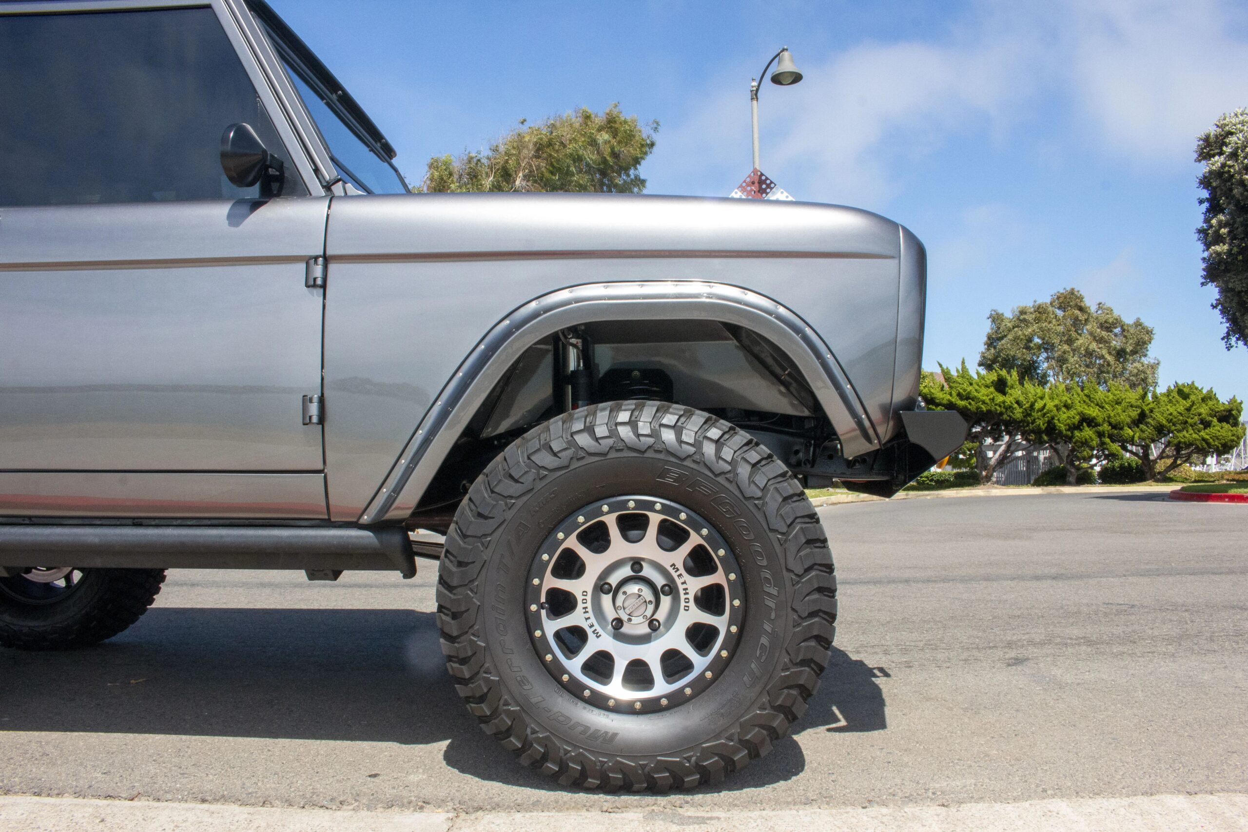 Ford-Bronco-2-door-1972-Silver-Black-13