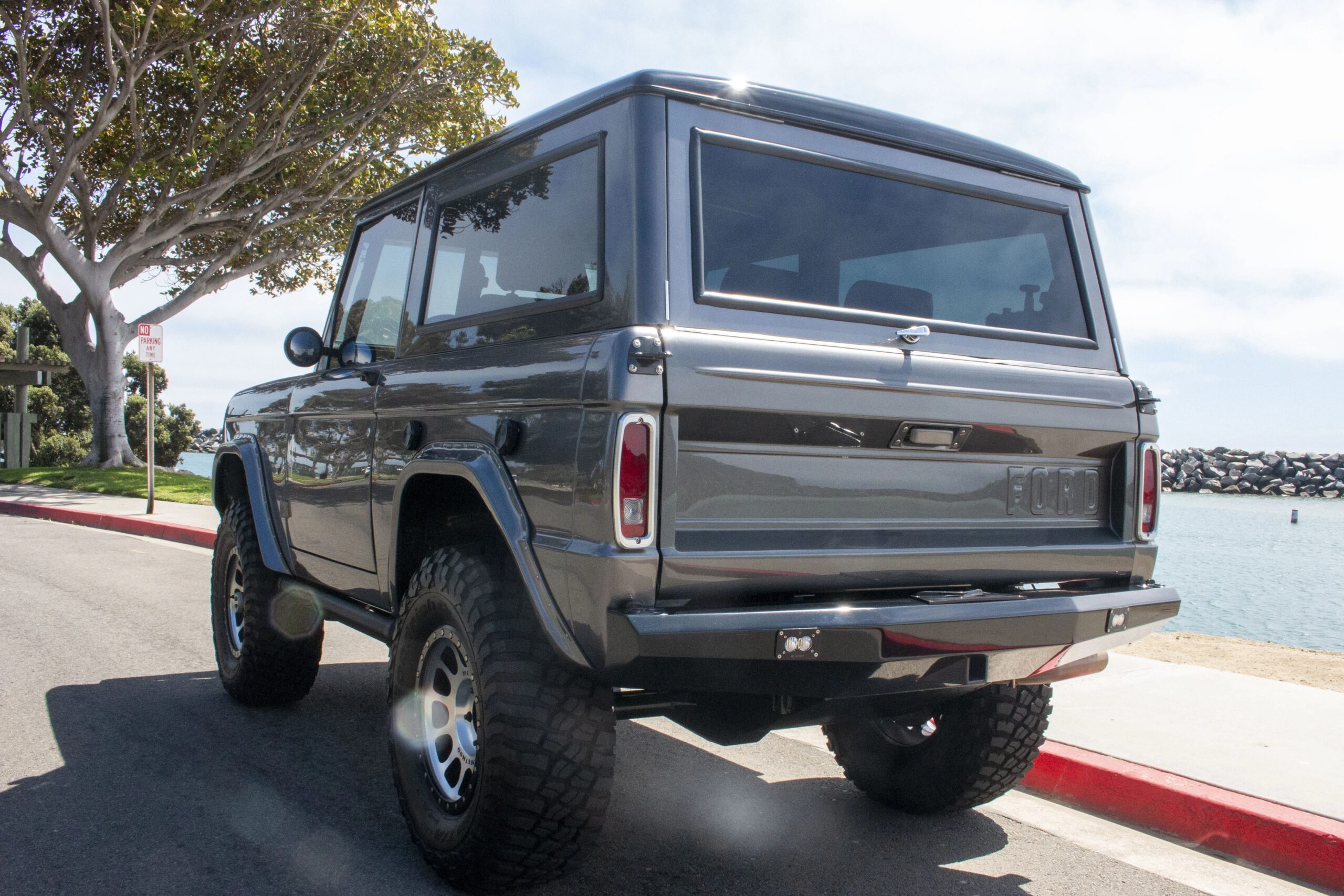 Ford-Bronco-2-door-1972-Silver-Black-18