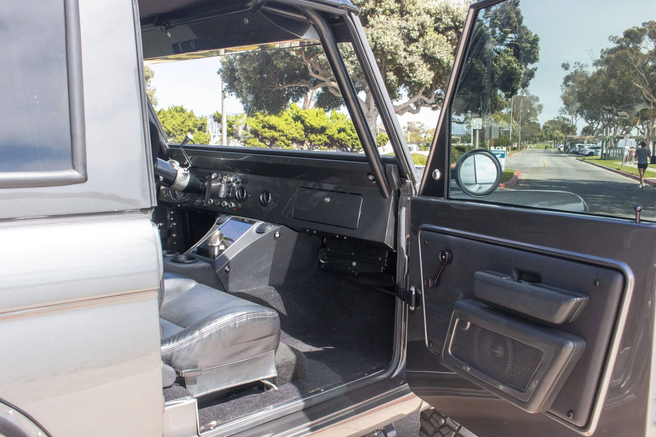 Ford-Bronco-2-door-1972-Silver-Black-24