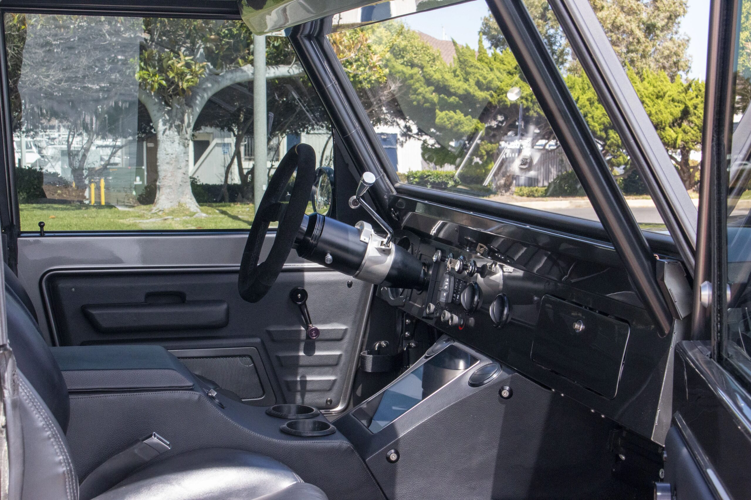 Ford-Bronco-2-door-1972-Silver-Black-25