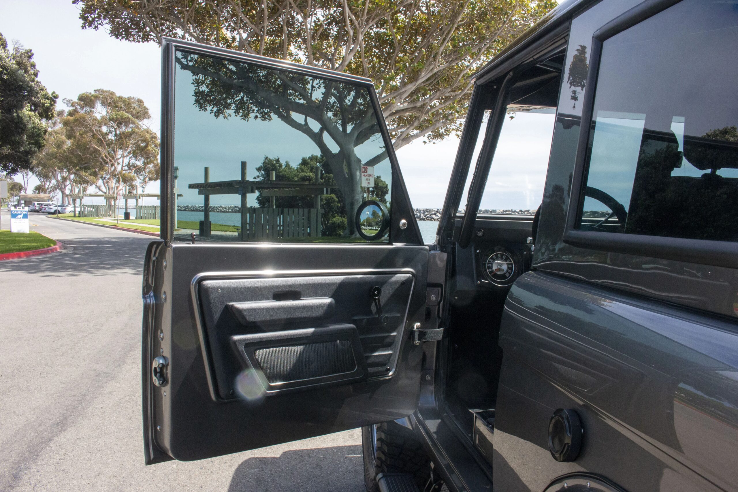 Ford-Bronco-2-door-1972-Silver-Black-3