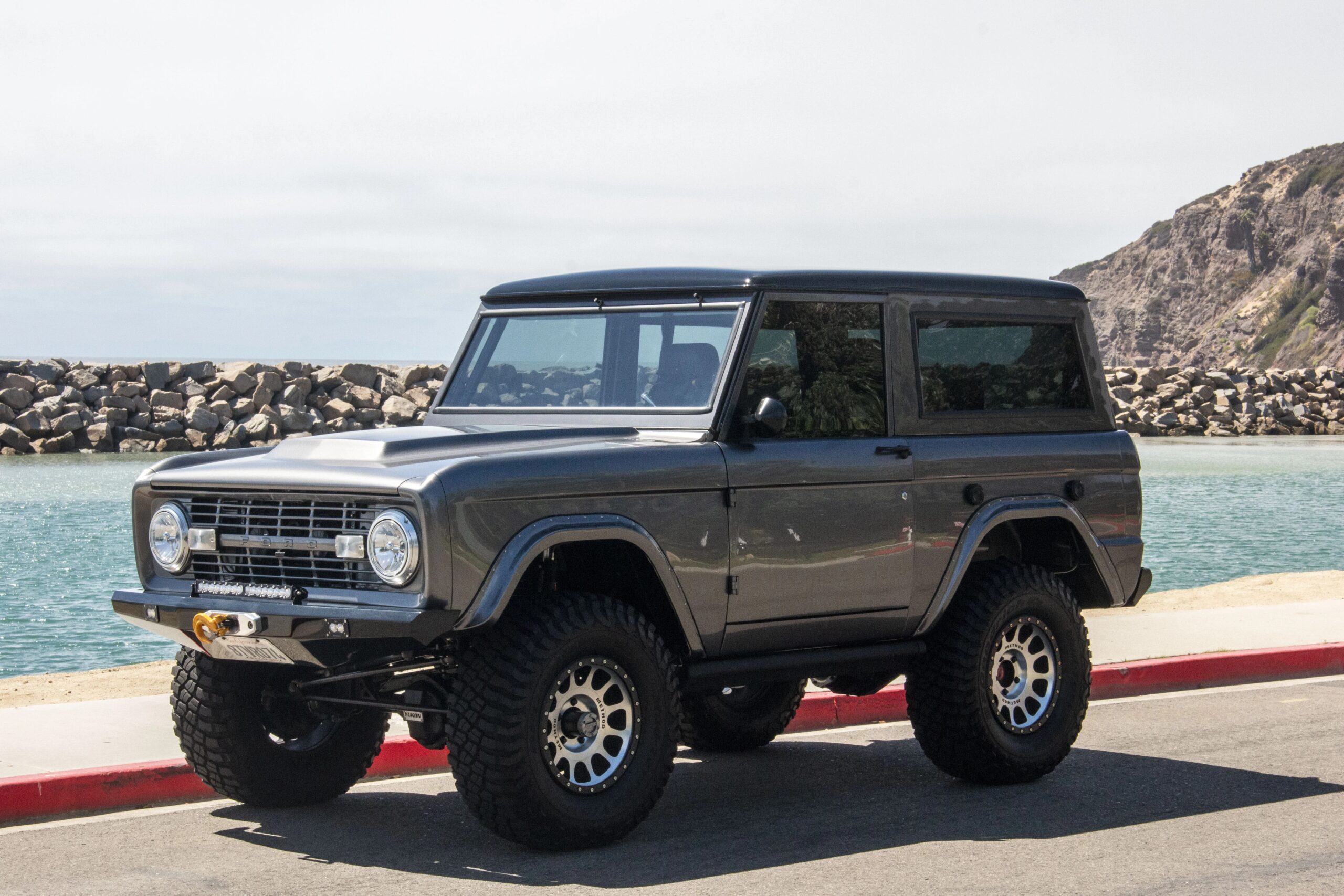 Ford-Bronco-2-door-1972-Silver-Black-40