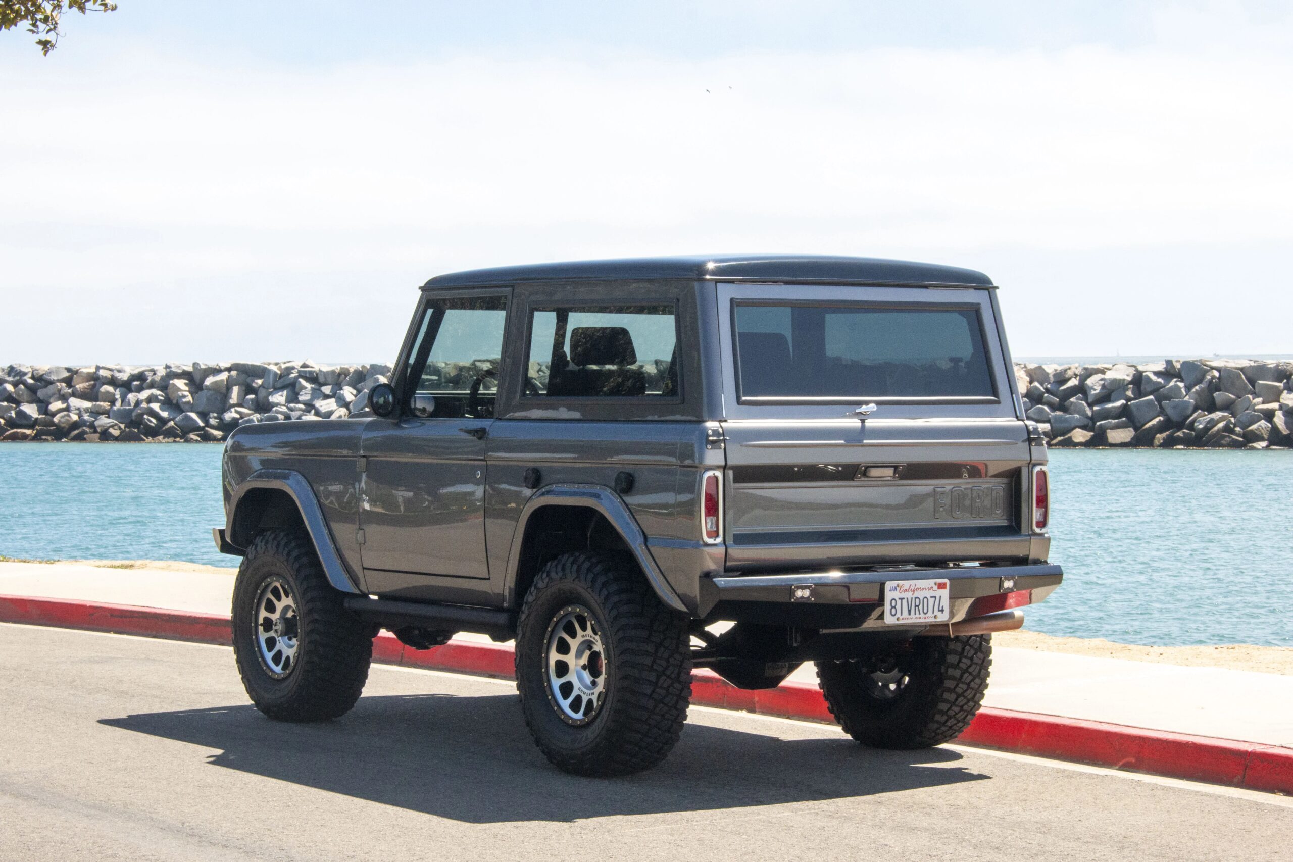 Ford-Bronco-2-door-1972-Silver-Black-6