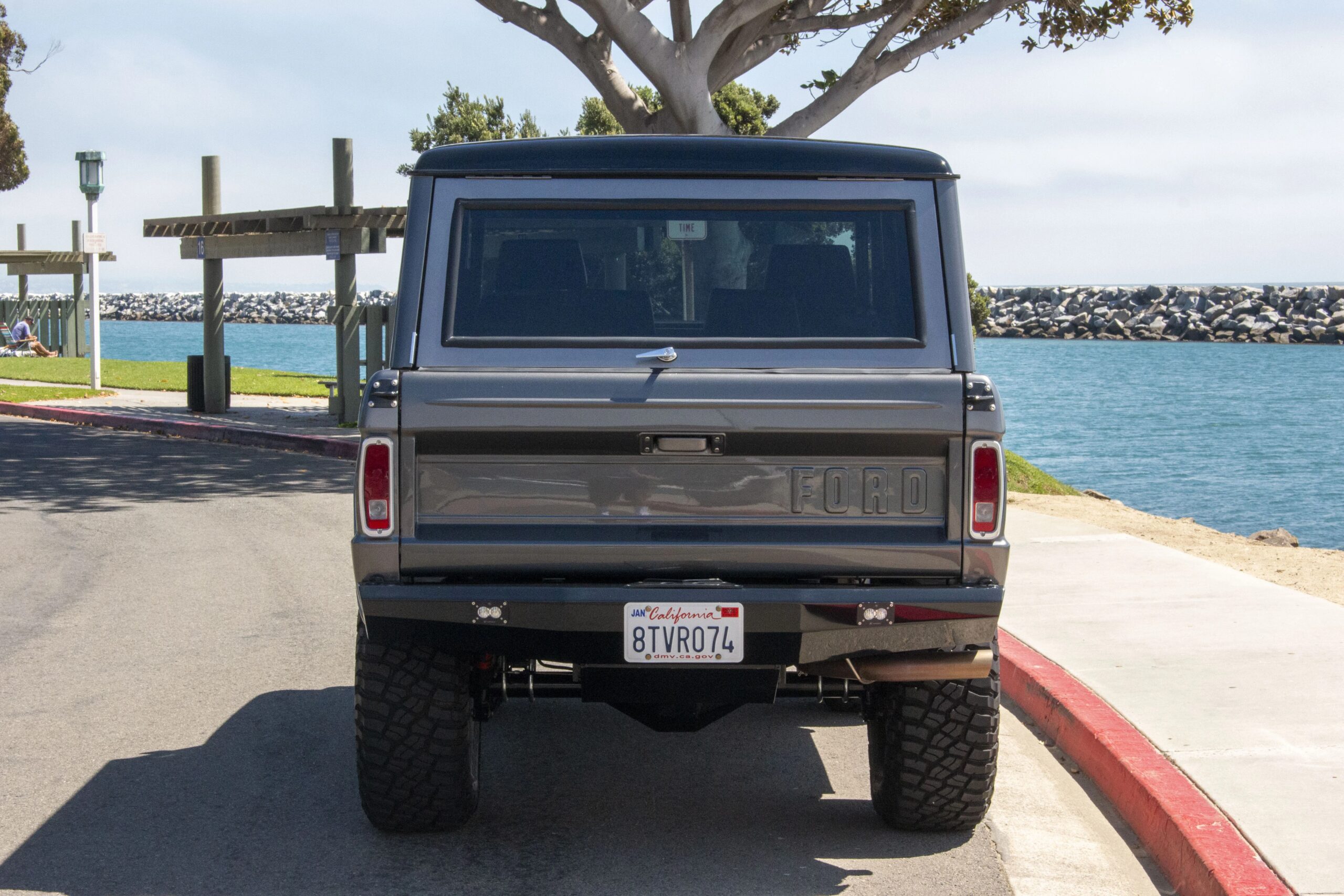 Ford-Bronco-2-door-1972-Silver-Black-7