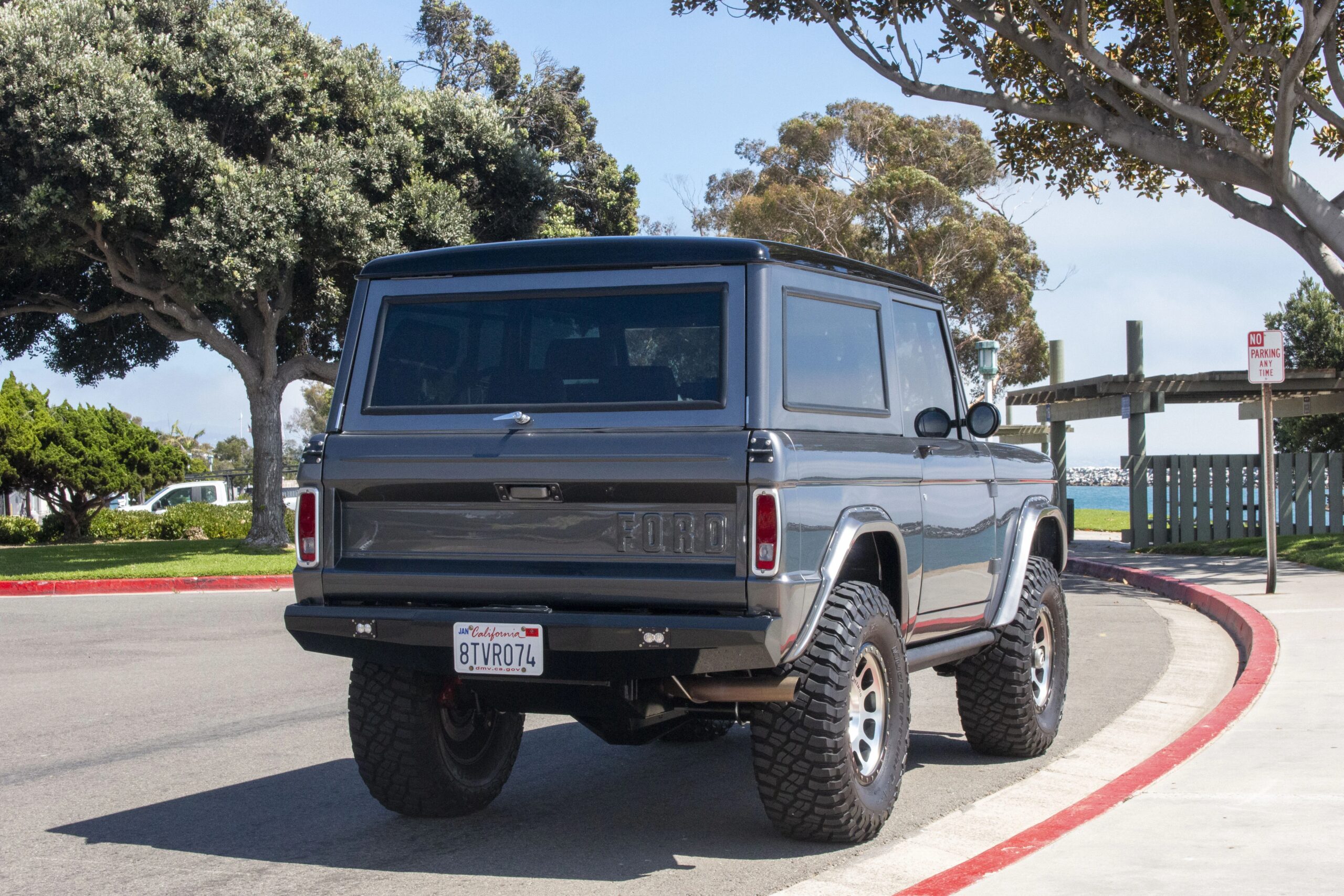 Ford-Bronco-2-door-1972-Silver-Black-8