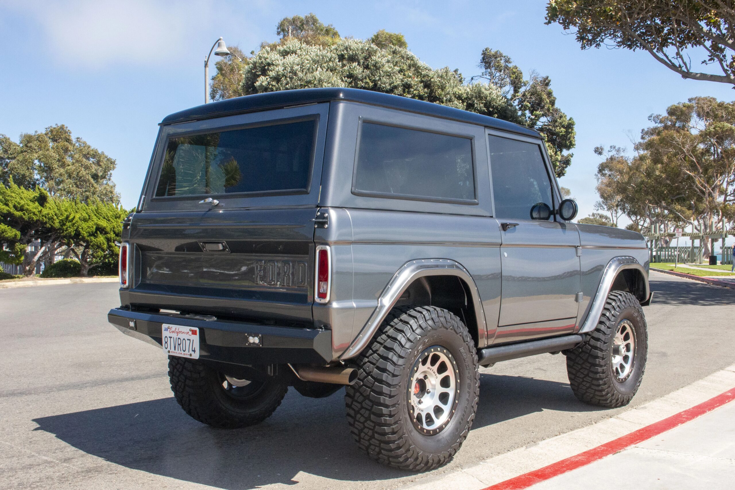 Ford-Bronco-2-door-1972-Silver-Black-9