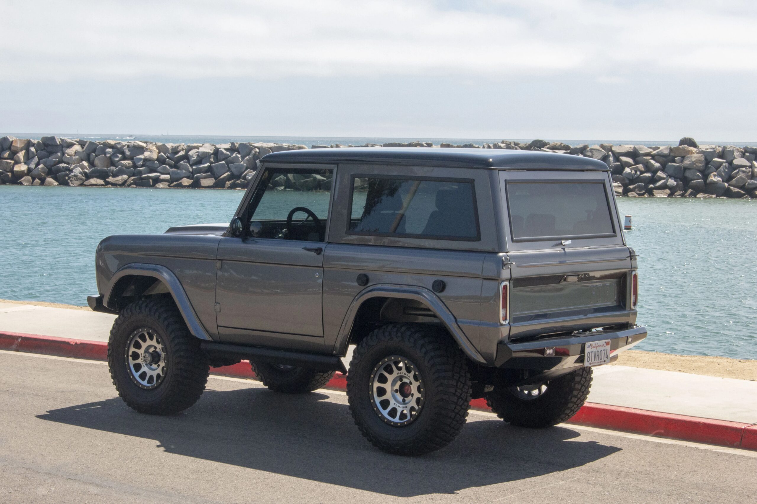 Ford-Bronco-2-door-1972-Silver-Black