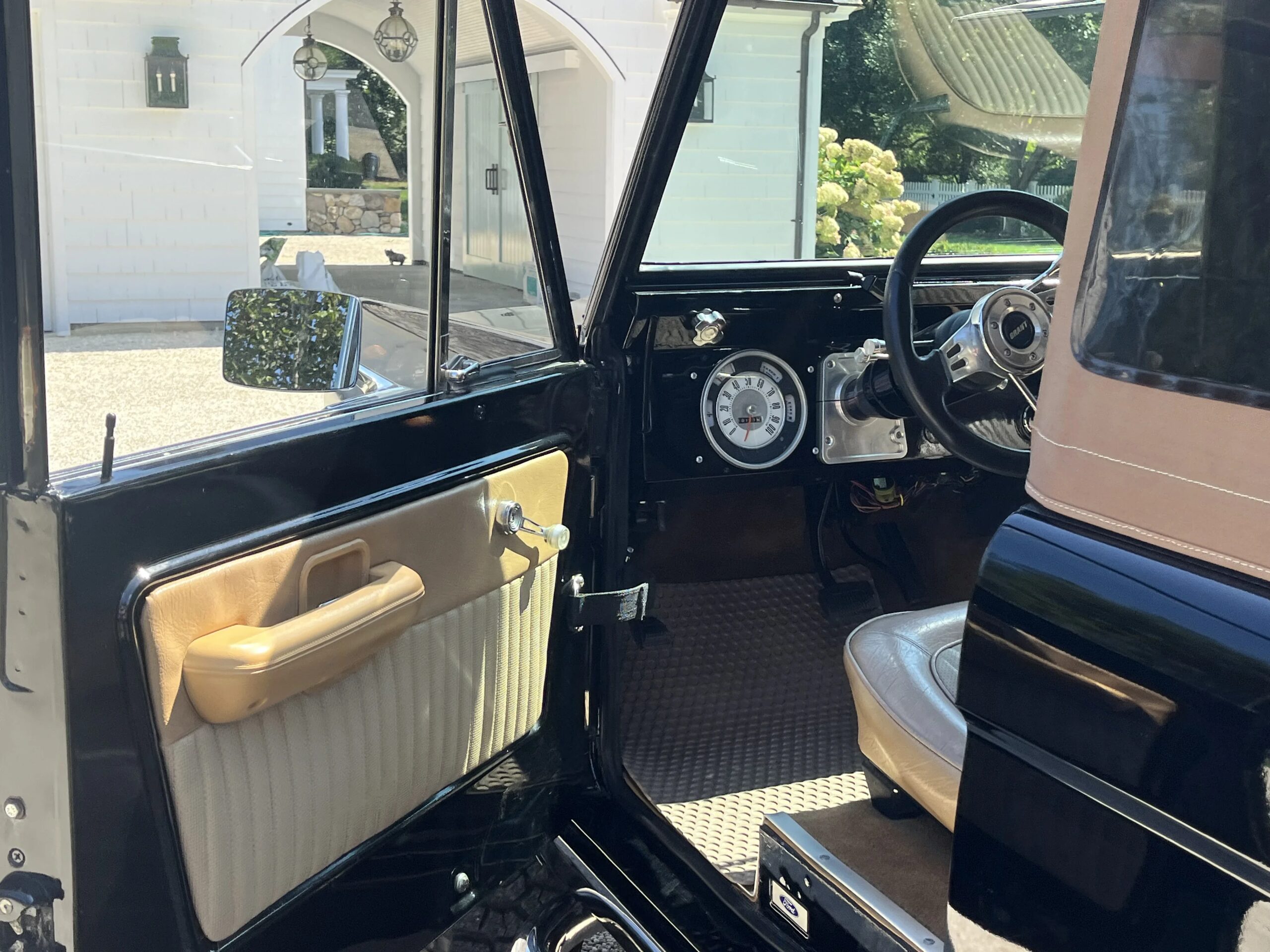 Ford-Bronco-2-door-1973-Black-Tan-10