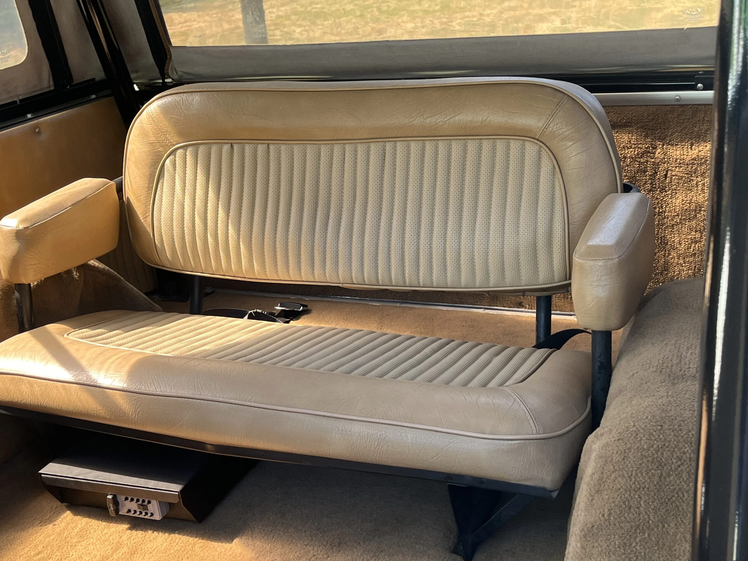 Ford-Bronco-2-door-1973-Black-Tan-11