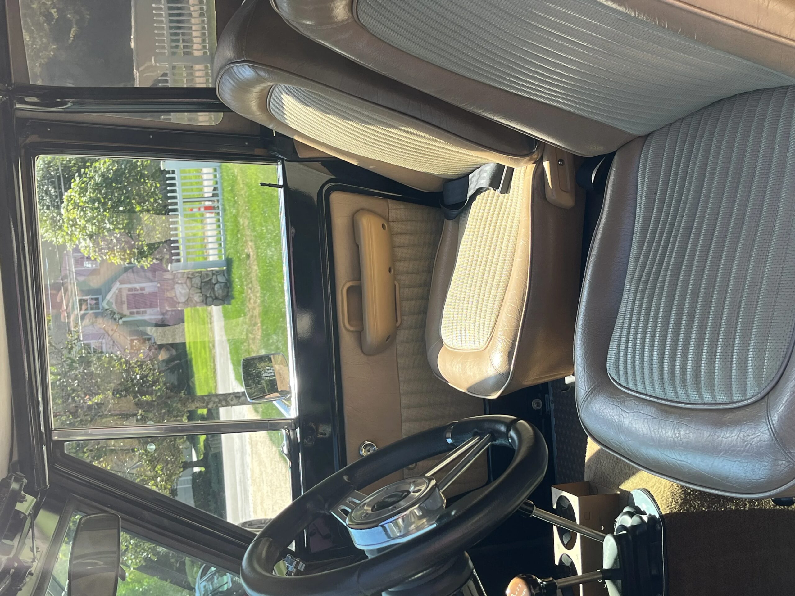 Ford-Bronco-2-door-1973-Black-Tan-12