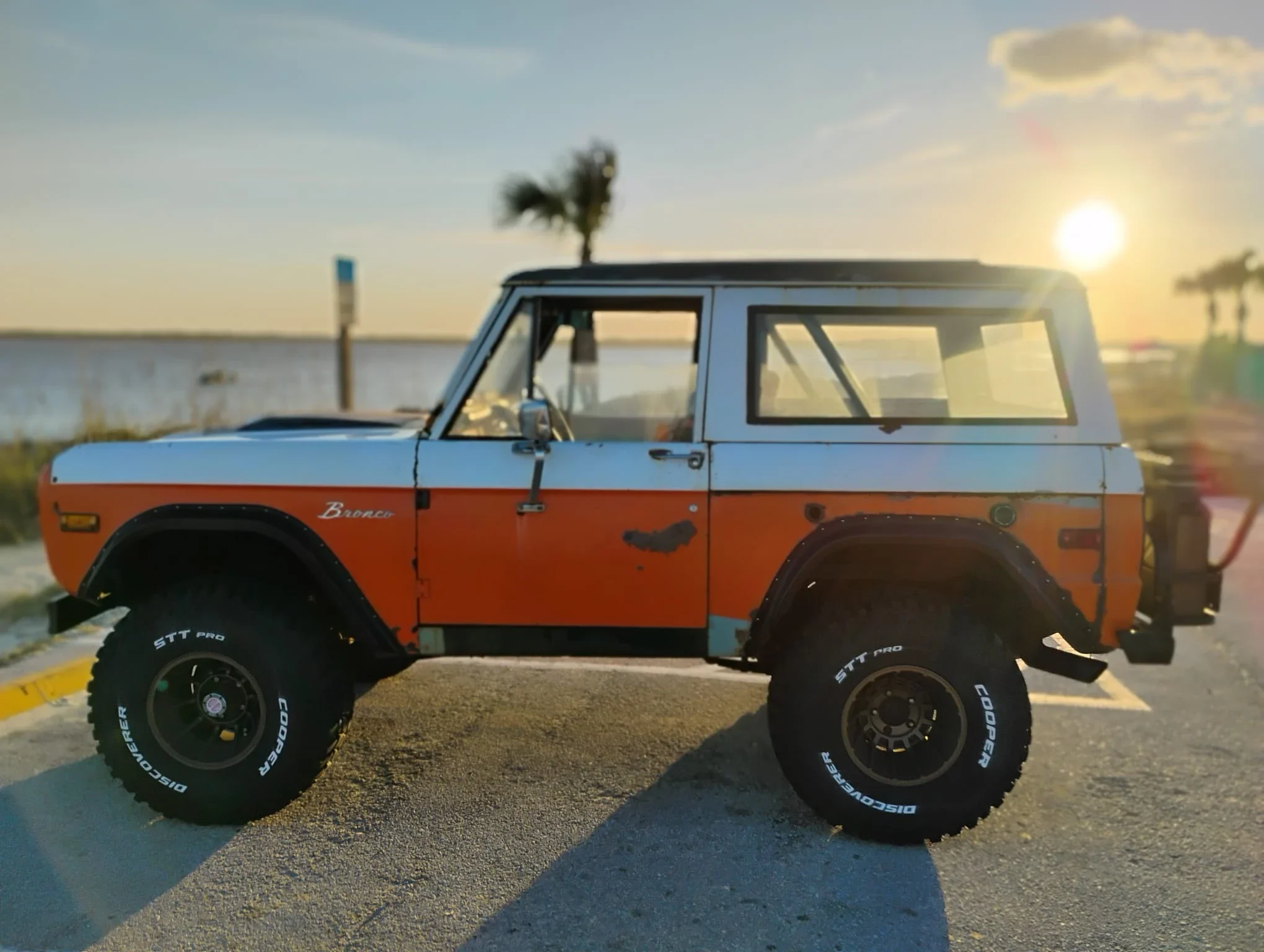 Ford-Bronco-2-door-1973-Orange-Black