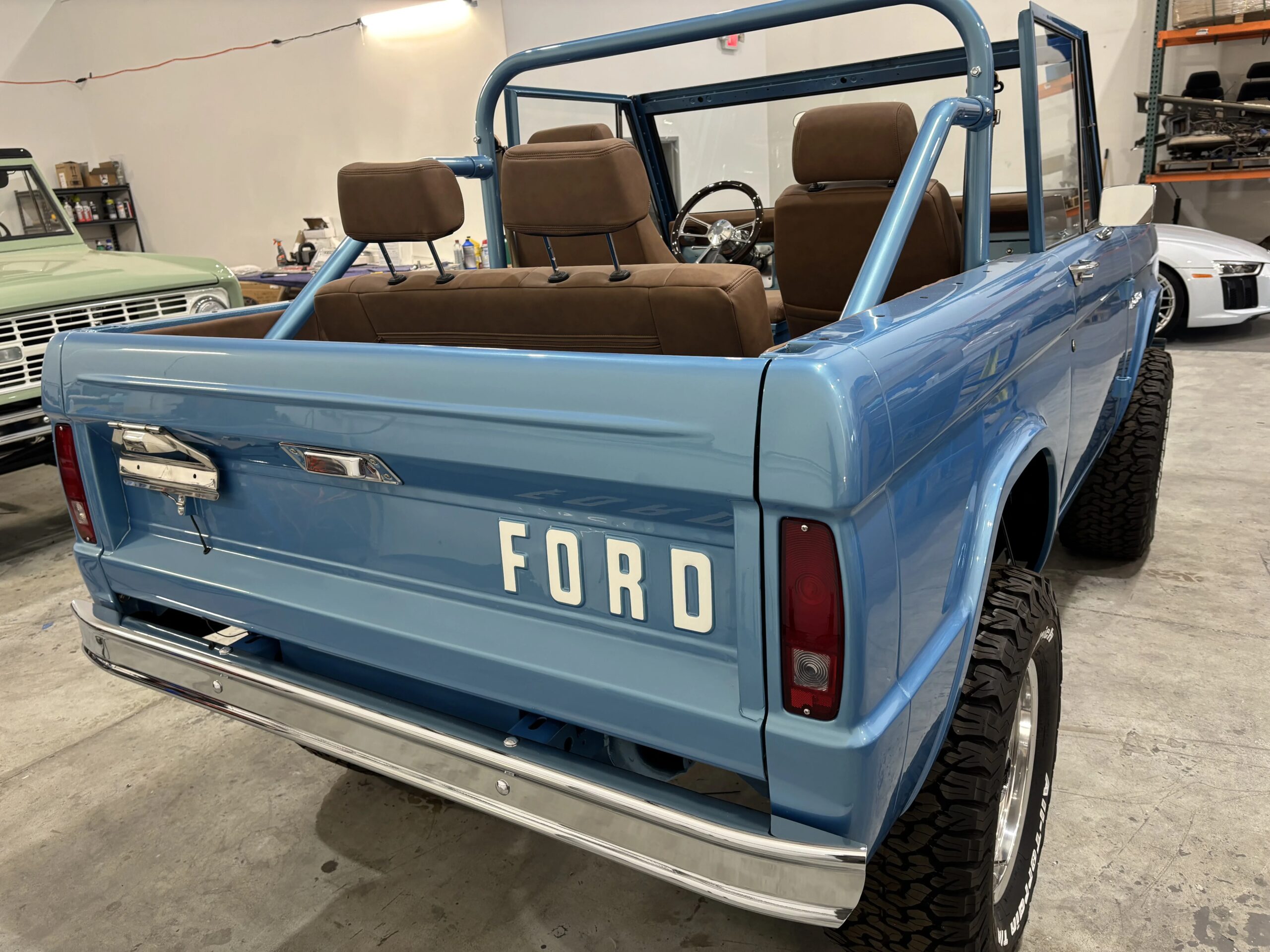 Ford-Bronco-2-door-1974-Blue-Brown-2