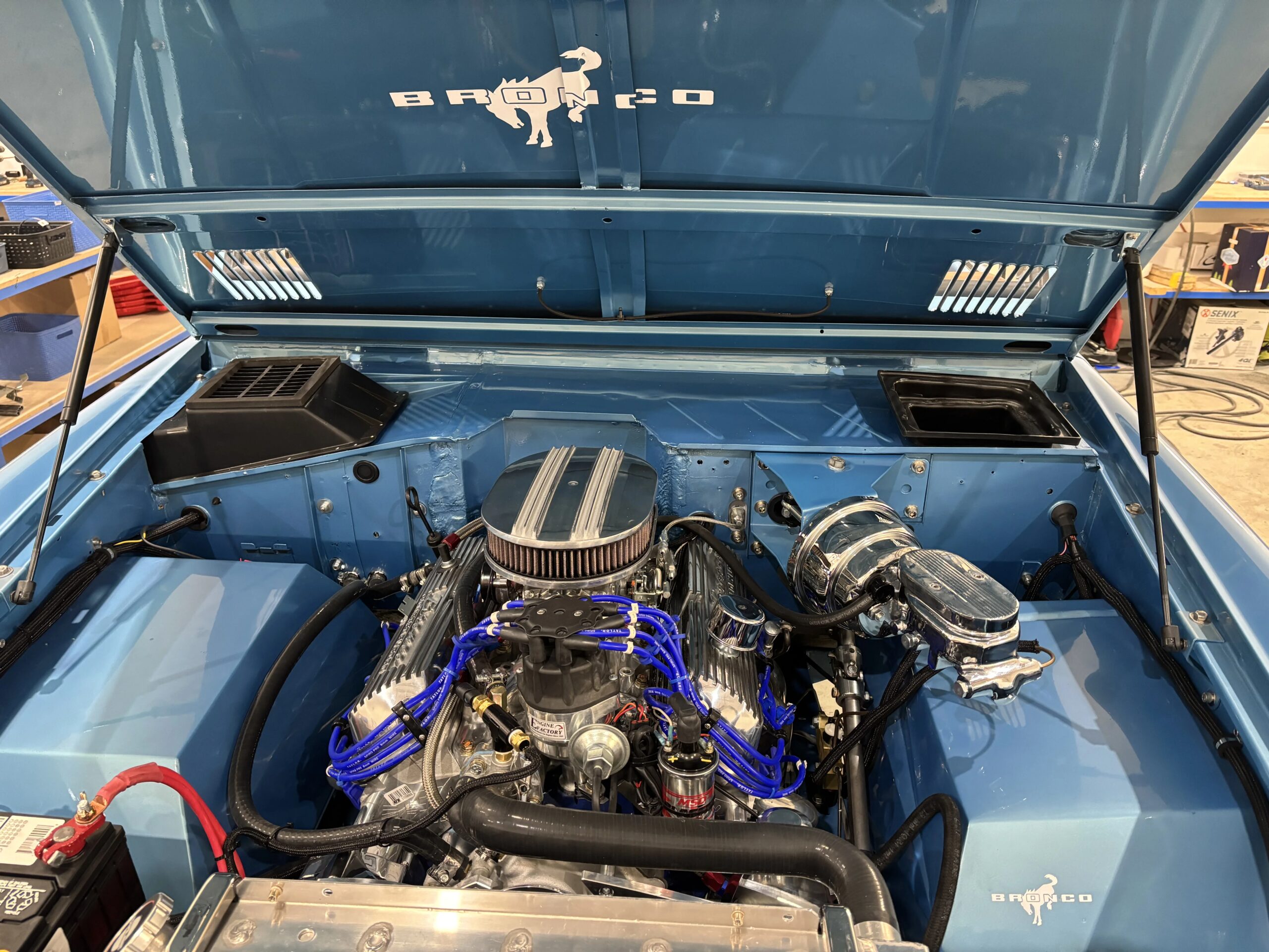 Ford-Bronco-2-door-1974-Blue-Brown-3
