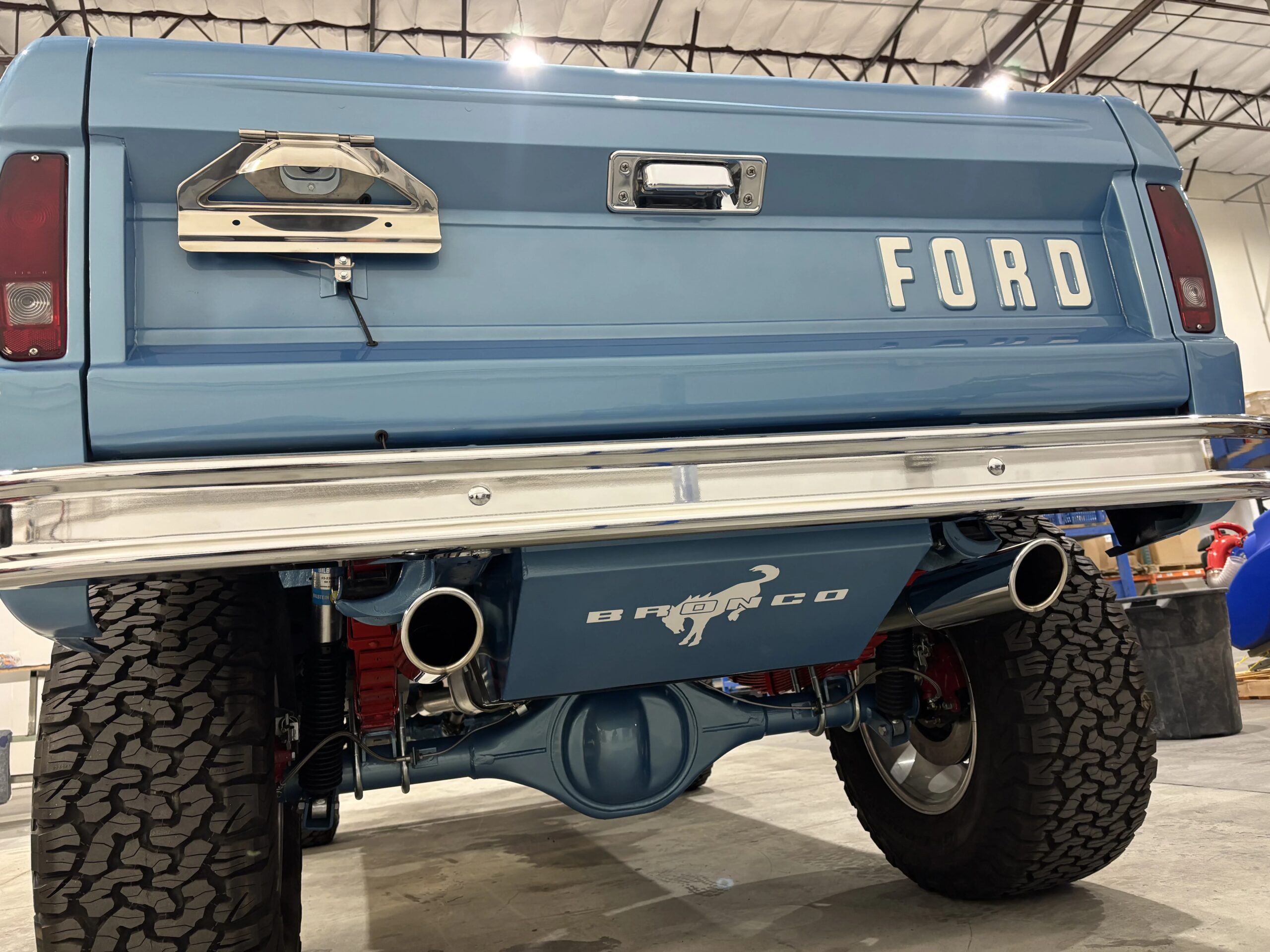 Ford-Bronco-2-door-1974-Blue-Brown-5