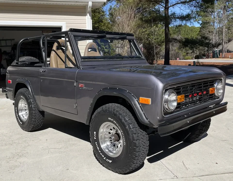 Ford-Bronco-2-door-1974-Gray-Gray-2