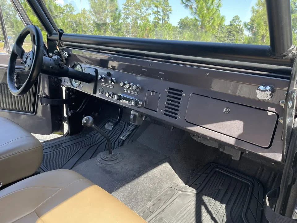Ford-Bronco-2-door-1974-Gray-Gray-9