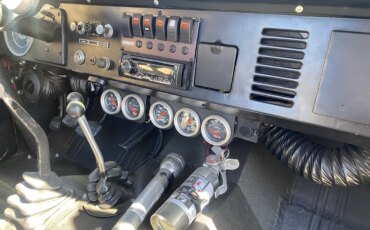 Ford-Bronco-2-door-1974-Red-Black-17