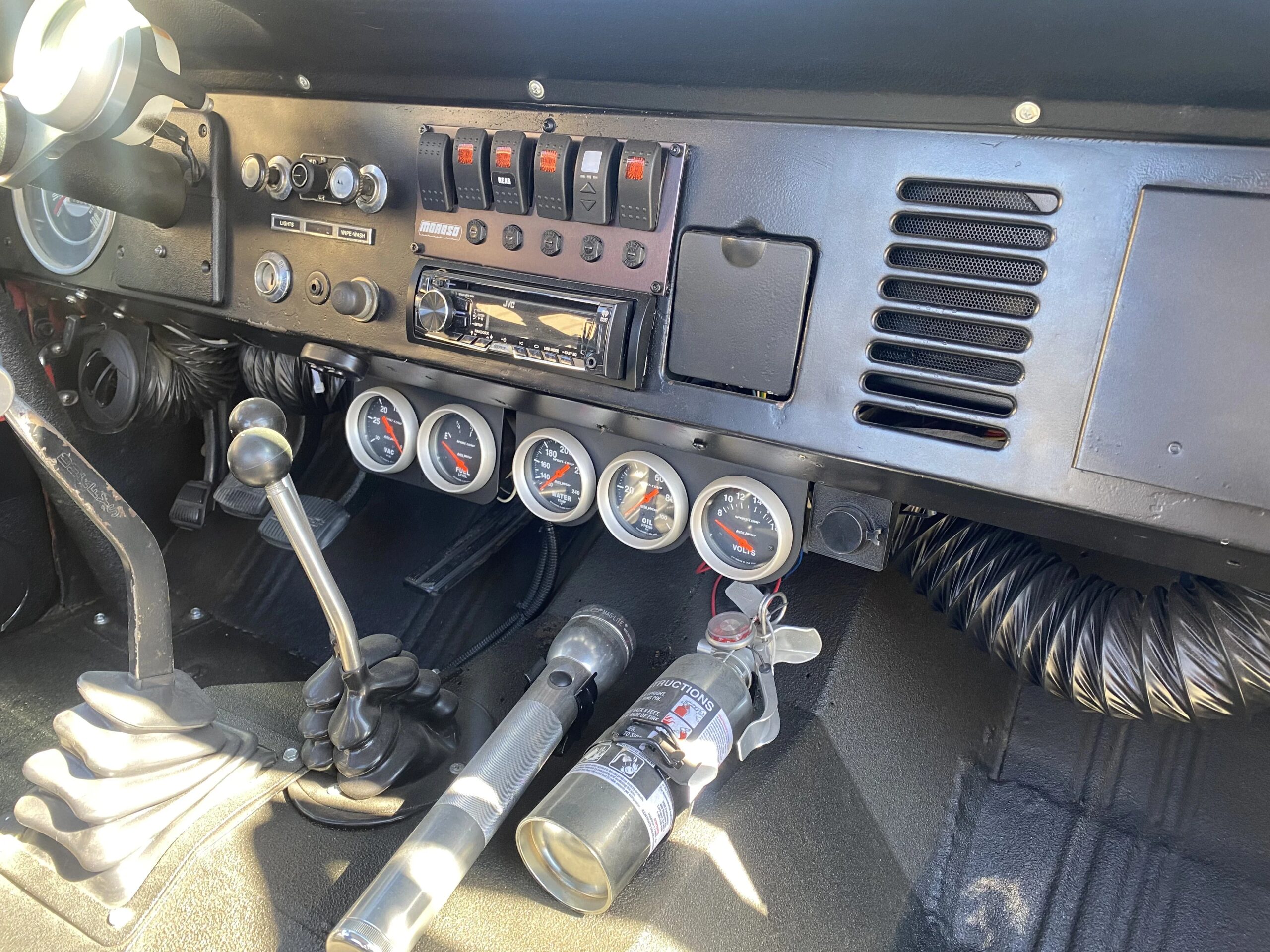 Ford-Bronco-2-door-1974-Red-Black-17