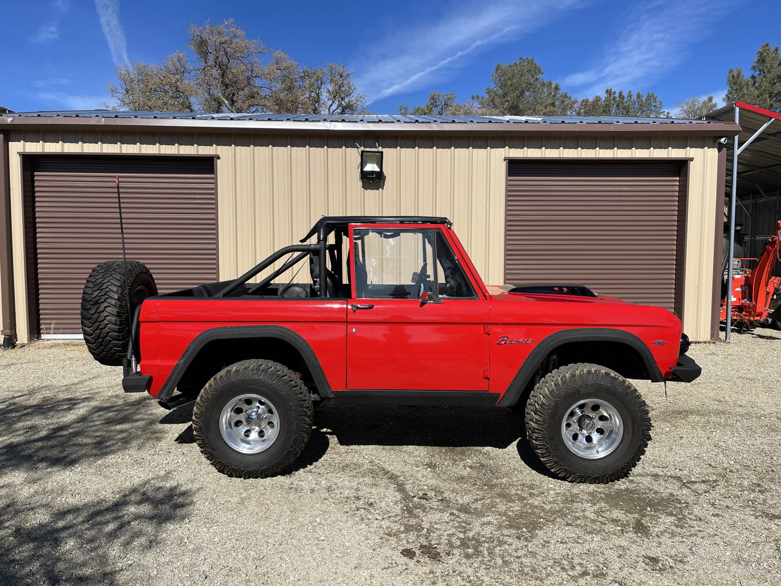 Ford-Bronco-2-door-1974-Red-Black-5
