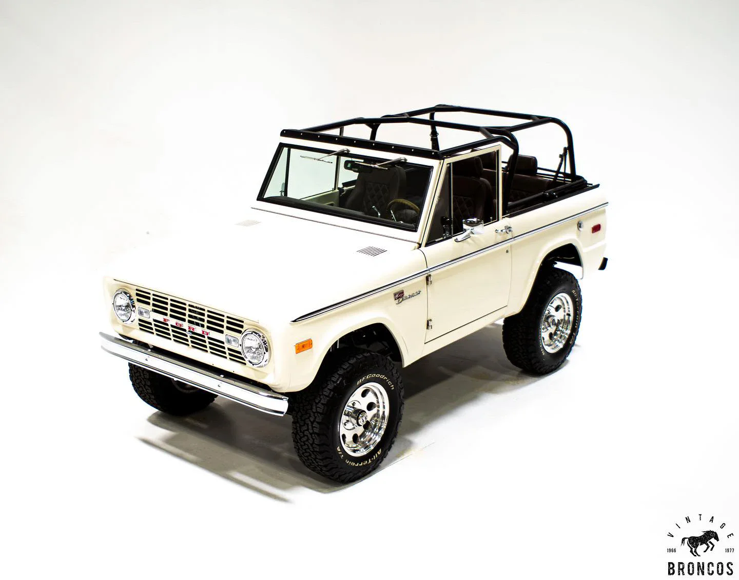 Ford-Bronco-2-door-1974-White-1