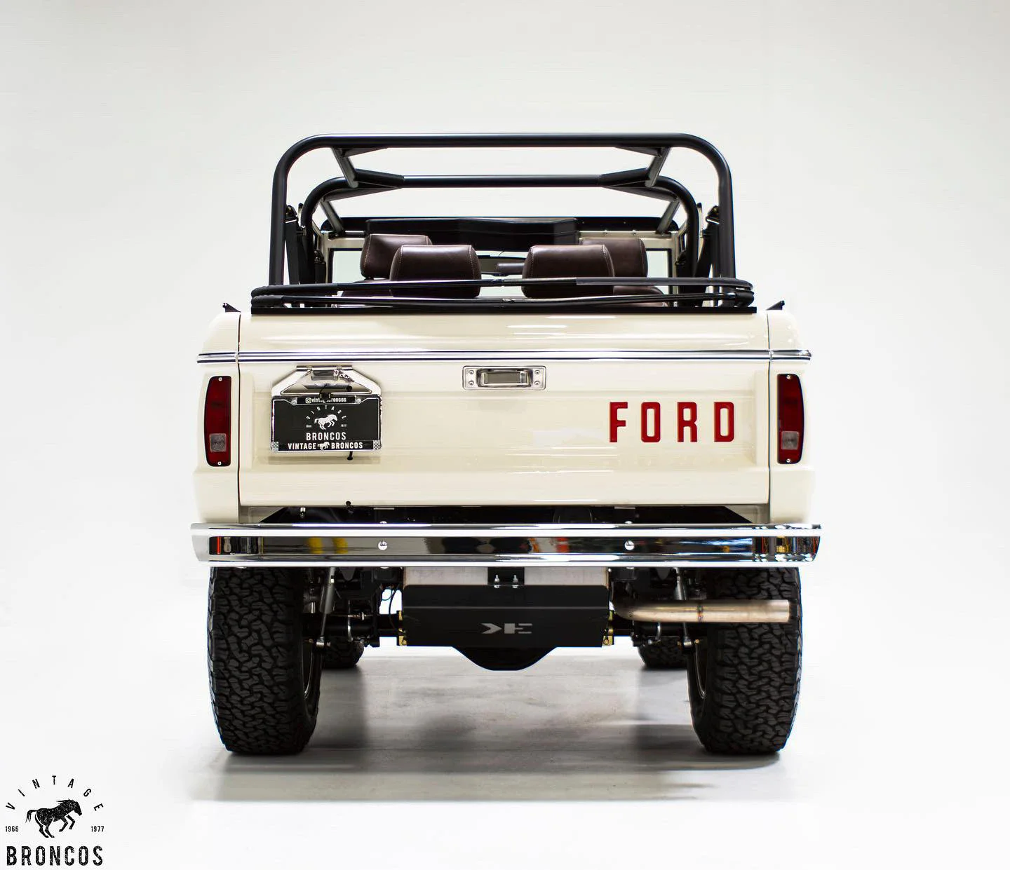 Ford-Bronco-2-door-1974-White-4