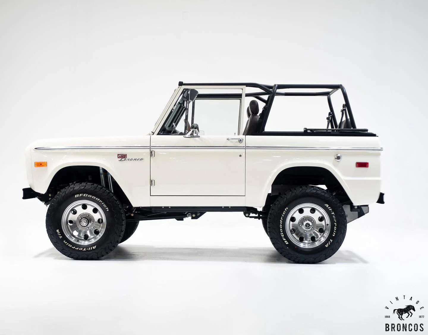 Ford-Bronco-2-door-1974-White