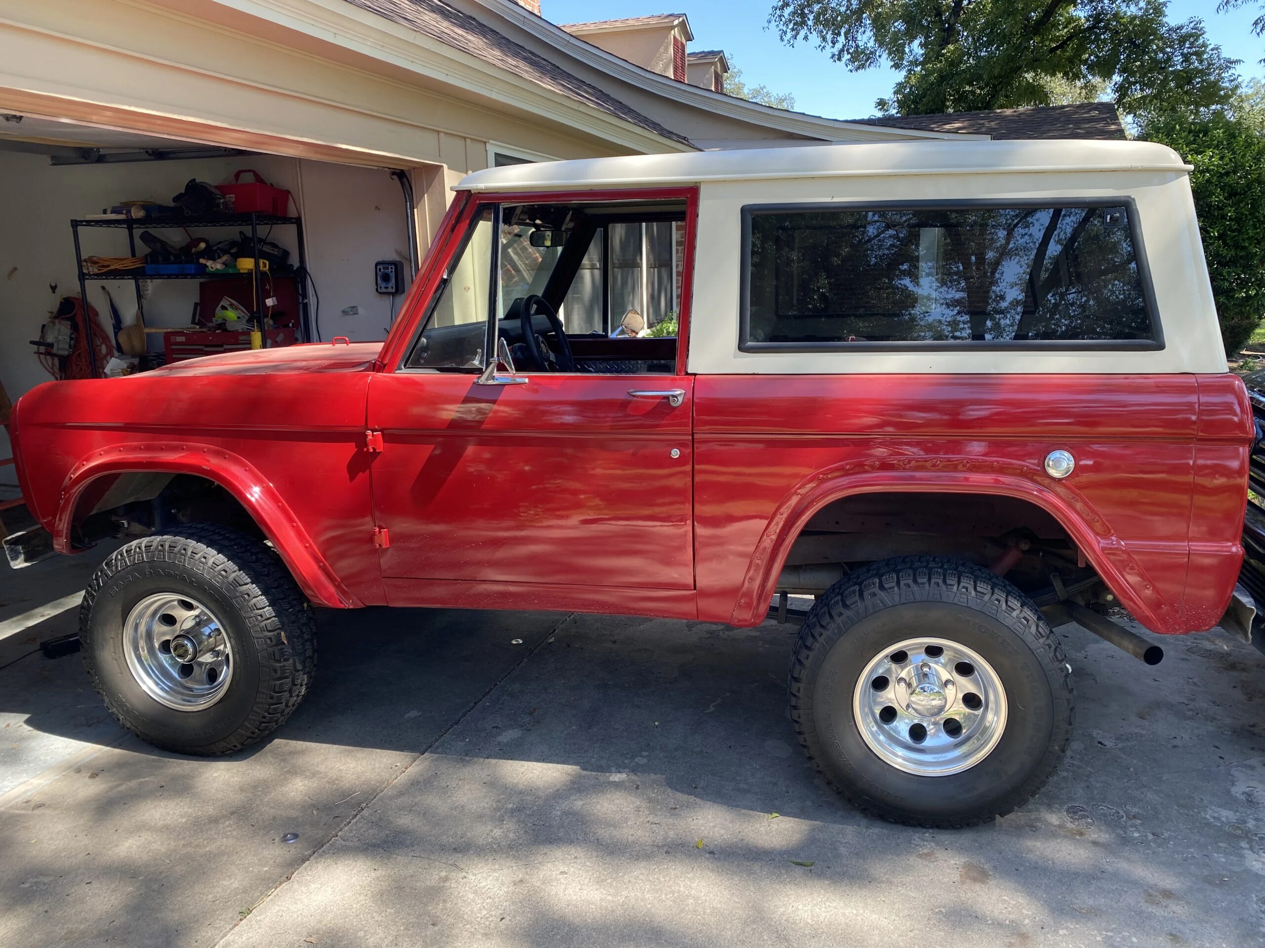 Ford-Bronco-2-door-first-edition-1969-Red-Off-White-3
