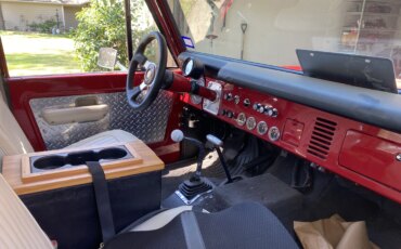 Ford-Bronco-2-door-first-edition-1969-Red-Off-White