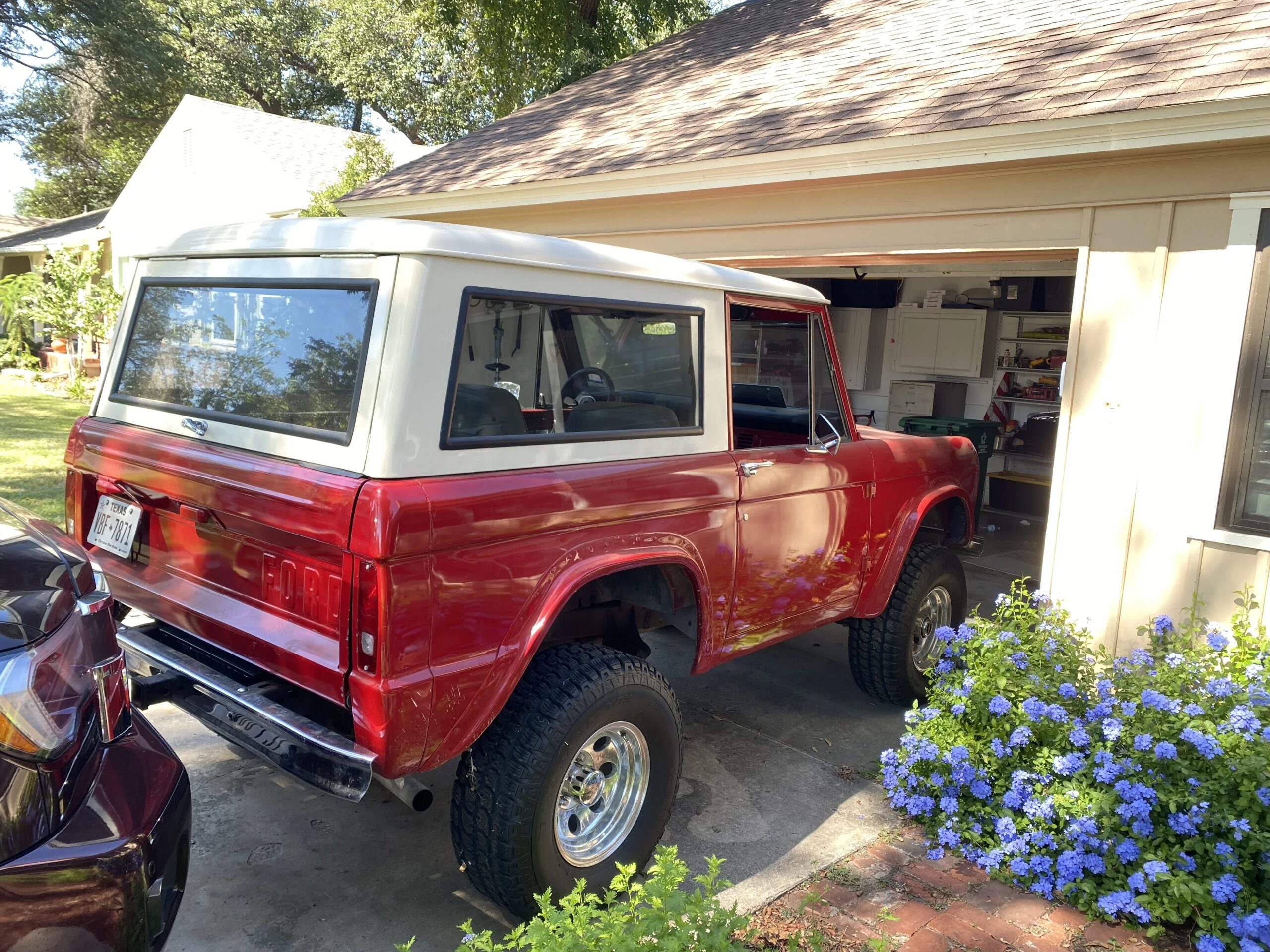 Ford-Bronco-2-door-first-edition-1969-Red-Off-White-4