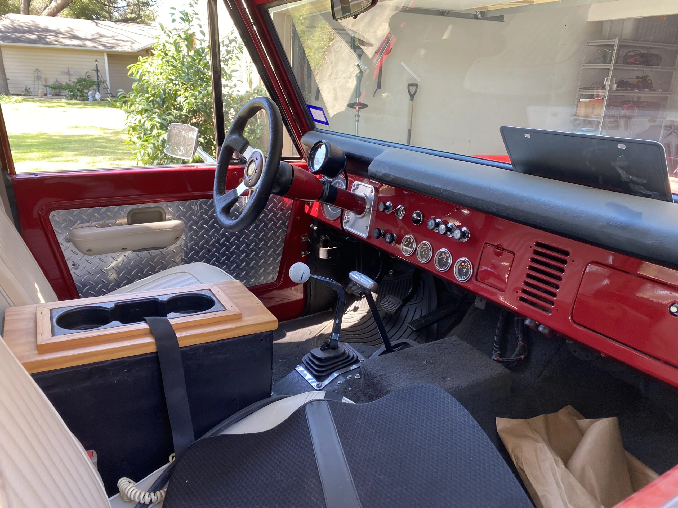 Ford-Bronco-2-door-first-edition-1969-Red-Off-White